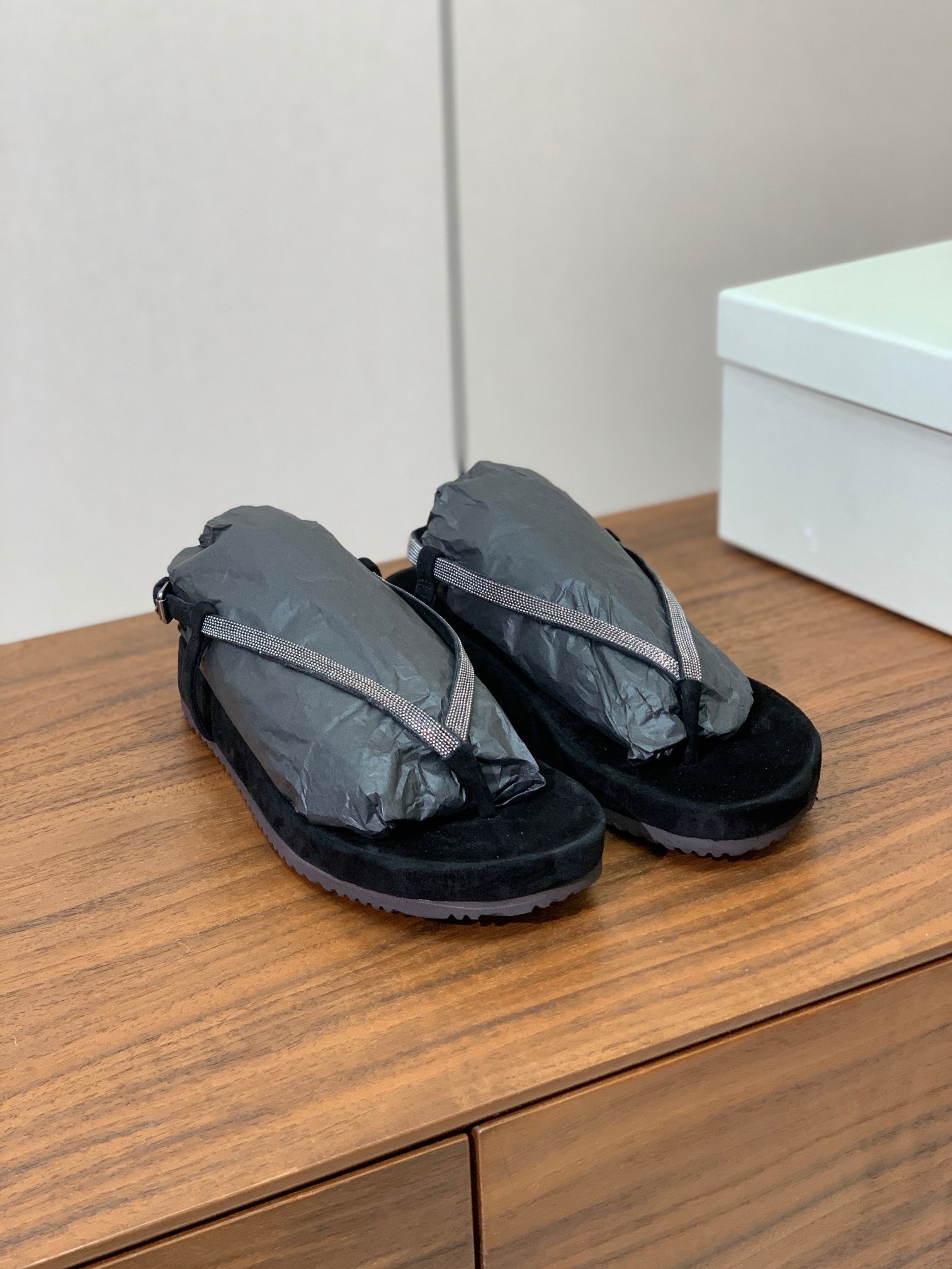 【BRUNELL* CUCINELL*】夹趾凉鞋。材质：羊京➕纯手工串联珠链配饰。
码数：35-41（3