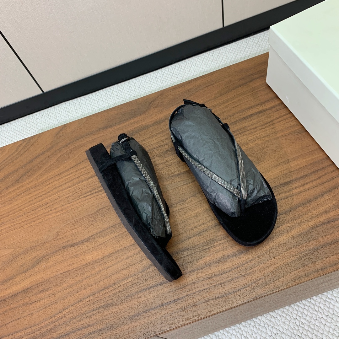 【BRUNELL* CUCINELL*】夹趾凉鞋。材质：羊京➕纯手工串联珠链配饰。
码数：35-41（3