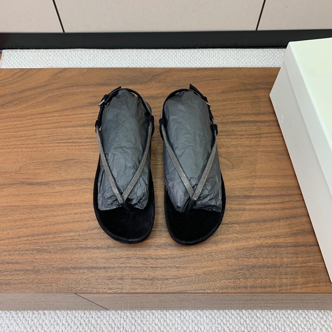 【BRUNELL* CUCINELL*】夹趾凉鞋。材质：羊京➕纯手工串联珠链配饰。
码数：35-41（3
