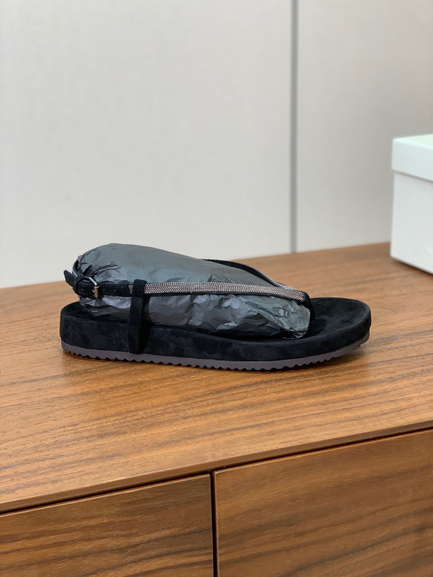 【BRUNELL* CUCINELL*】夹趾凉鞋。材质：羊京➕纯手工串联珠链配饰。
码数：35-41（3