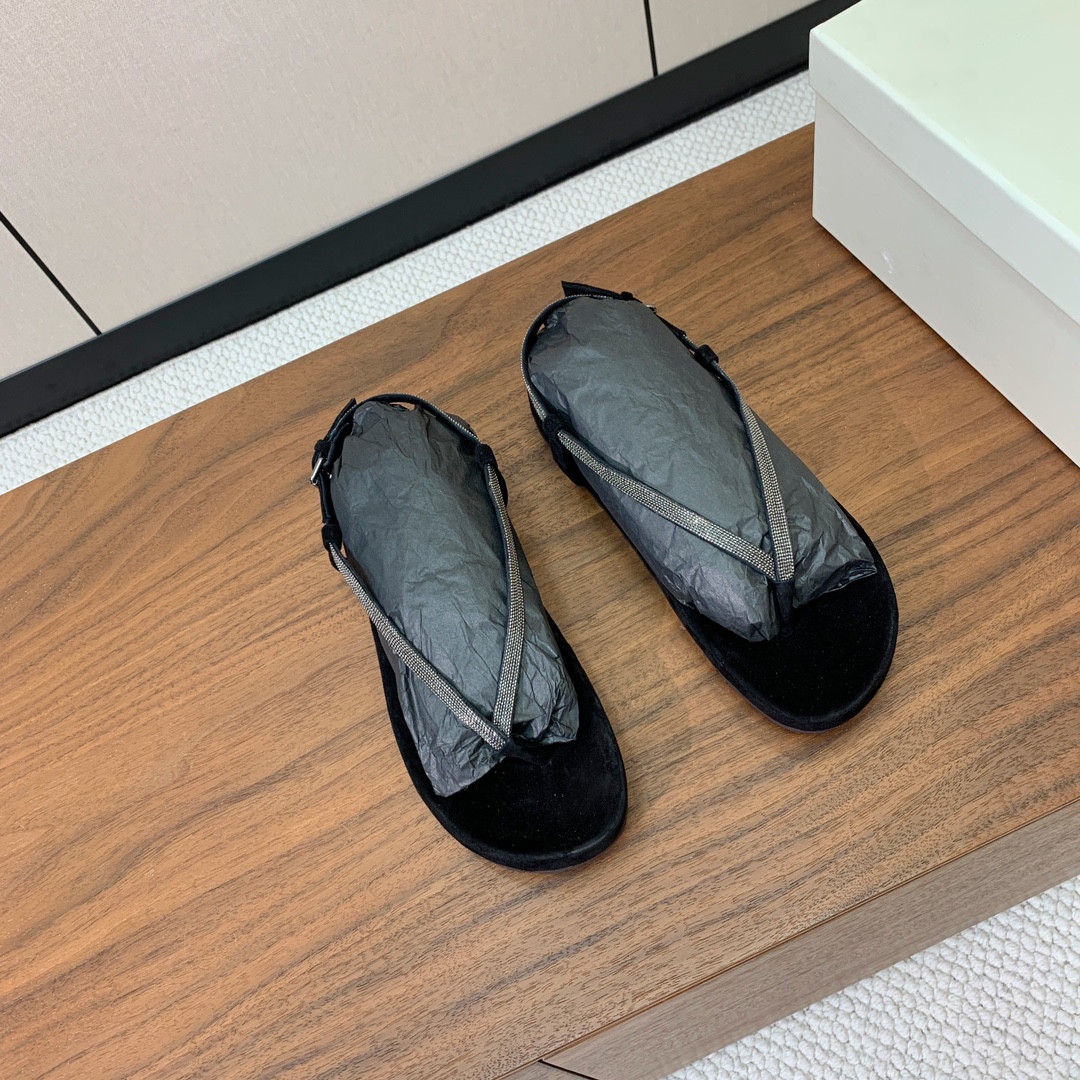 【BRUNELL* CUCINELL*】夹趾凉鞋。材质：羊京➕纯手工串联珠链配饰。
码数：35-41（3