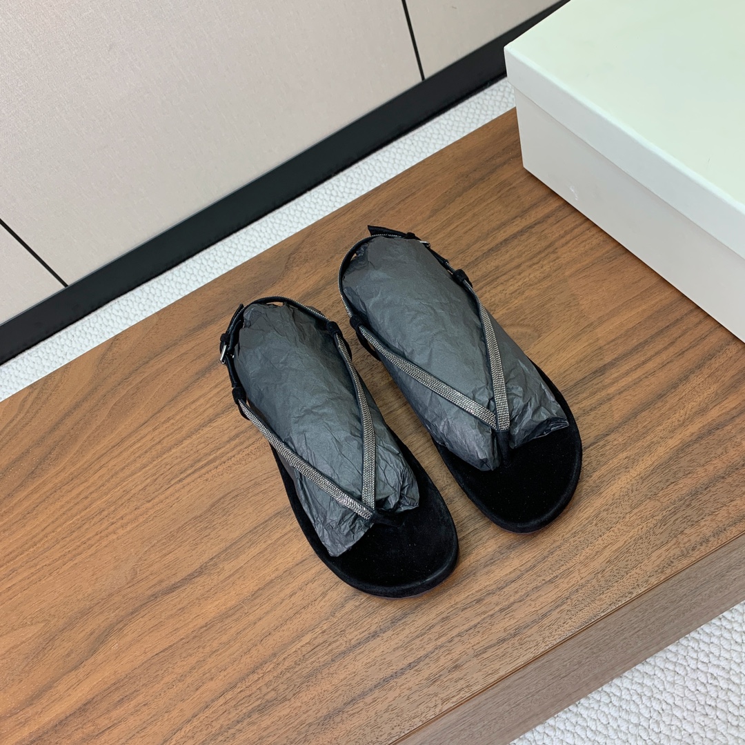 【BRUNELL* CUCINELL*】夹趾凉鞋。材质：羊京➕纯手工串联珠链配饰。
码数：35-41（3