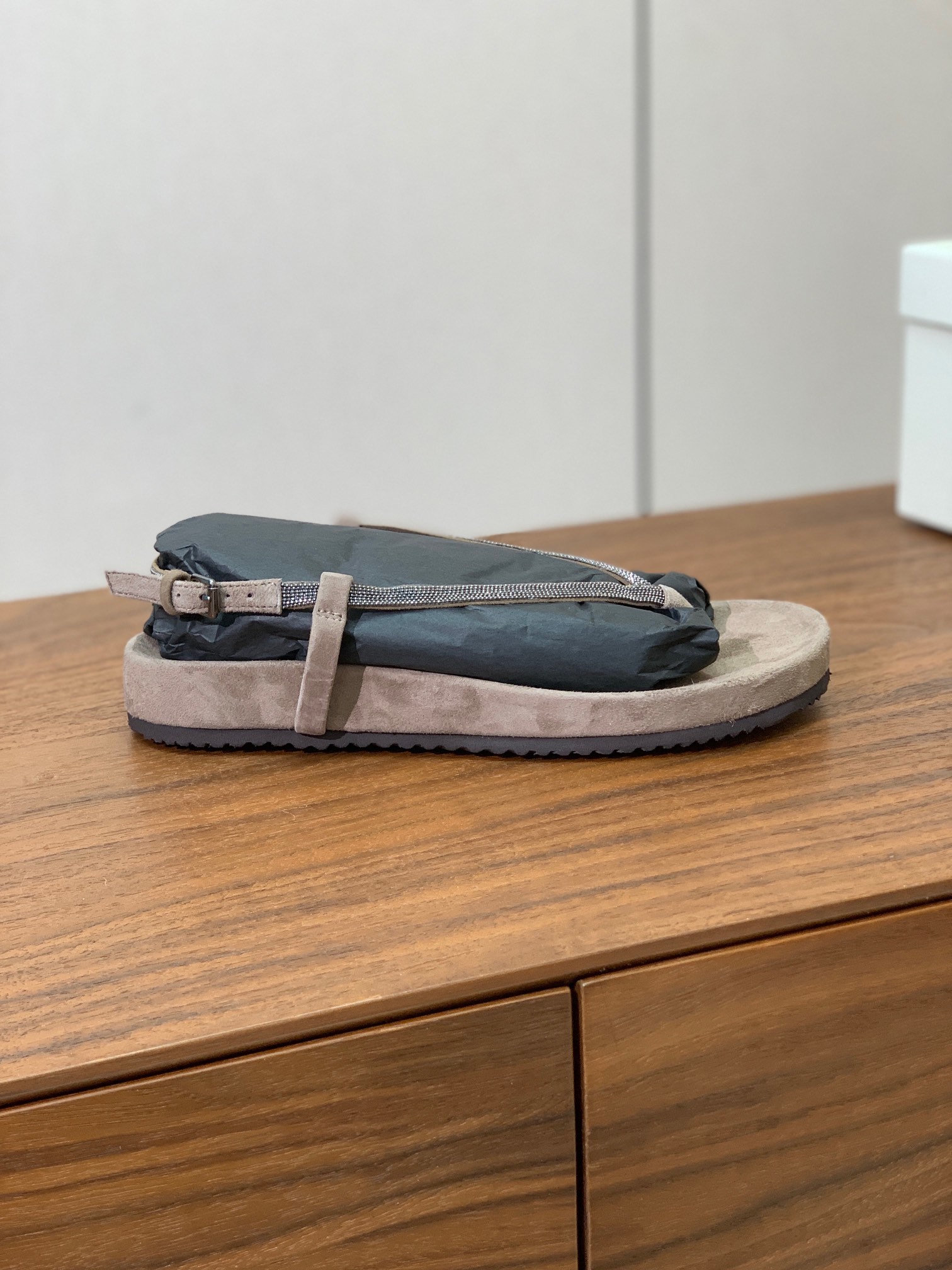【BRUNELL* CUCINELL*】夹趾凉鞋。材质：羊京➕纯手工串联珠链配饰。
码数：35-41（3