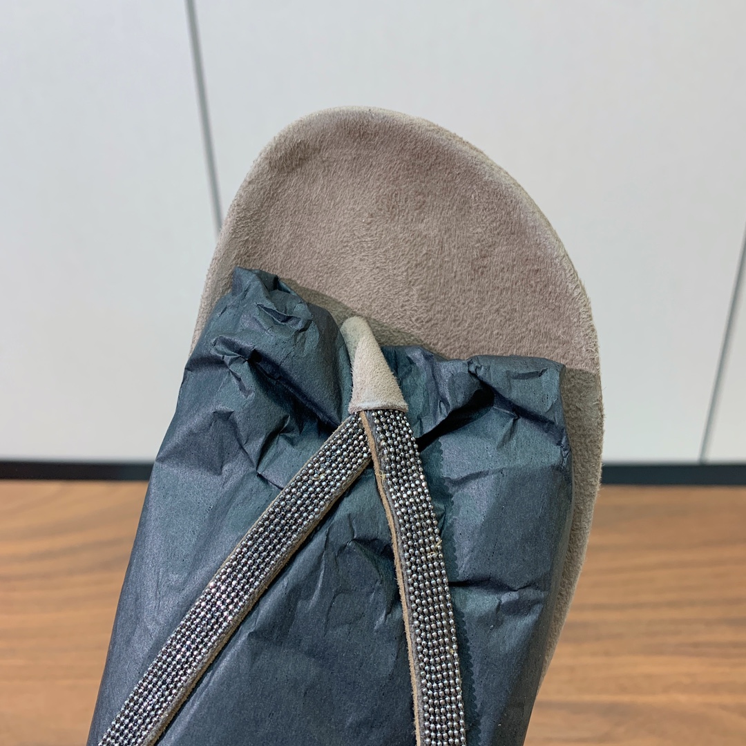 【BRUNELL* CUCINELL*】夹趾凉鞋。材质：羊京➕纯手工串联珠链配饰。
码数：35-41（3