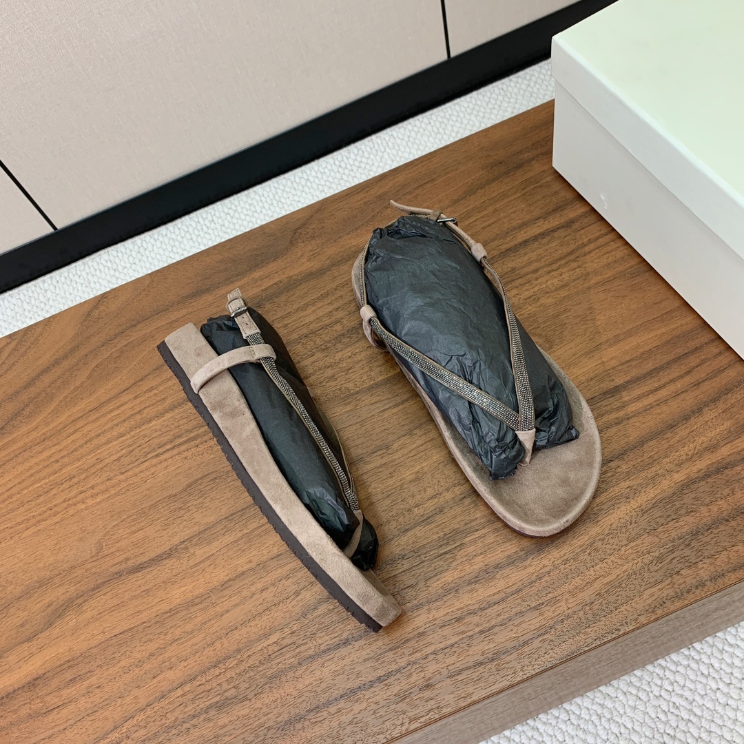 【BRUNELL* CUCINELL*】夹趾凉鞋。材质：羊京➕纯手工串联珠链配饰。
码数：35-41（3