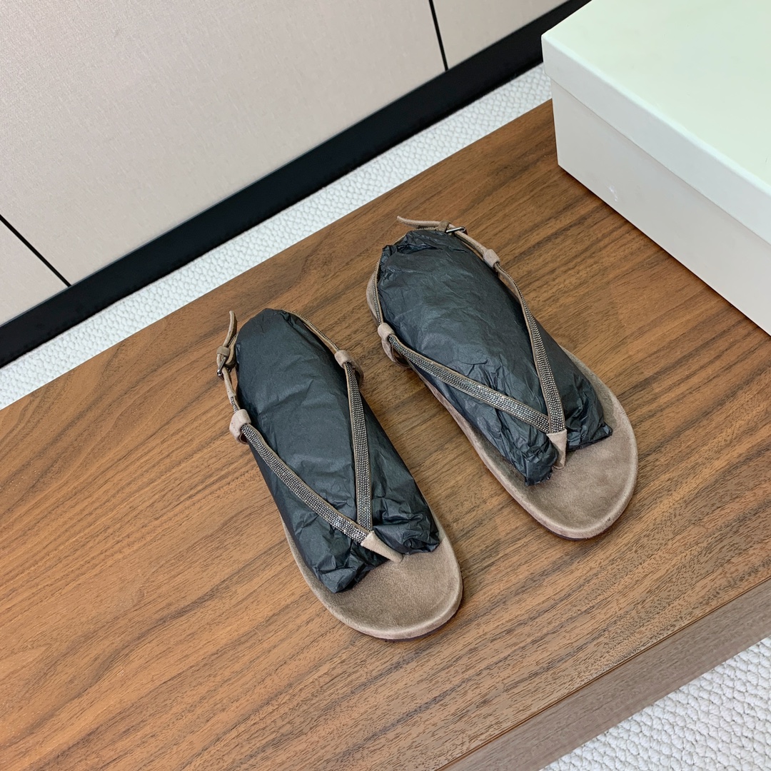 【BRUNELL* CUCINELL*】夹趾凉鞋。材质：羊京➕纯手工串联珠链配饰。
码数：35-41（3
