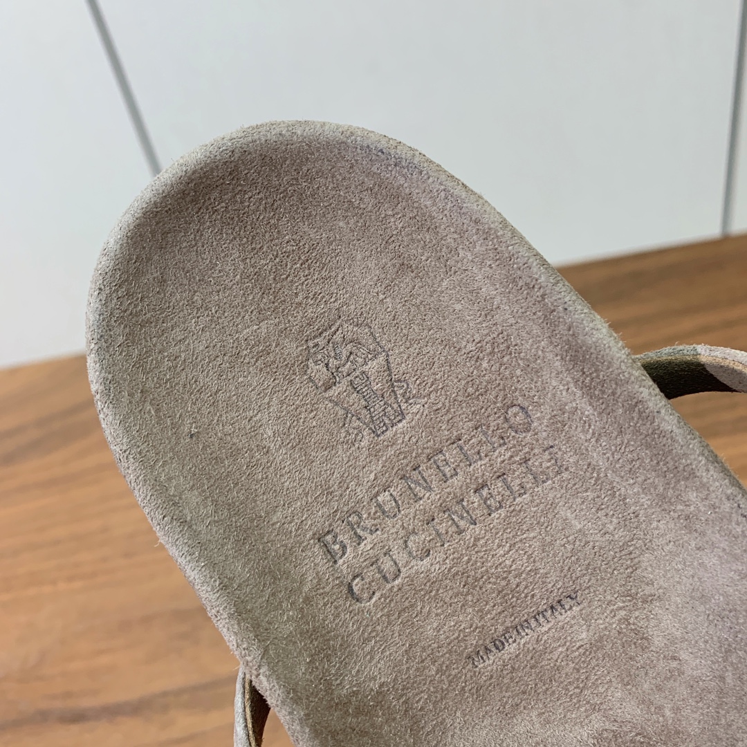 【BRUNELL* CUCINELL*】夹趾凉鞋。材质：羊京➕纯手工串联珠链配饰。
码数：35-41（3