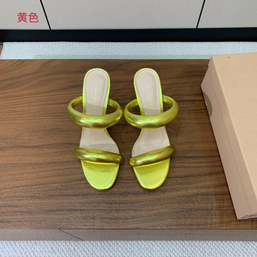 【Gianvit* Ross*】一字带拖鞋。非常简单又很特别的设计。定制羊皮，羊皮垫脚。真皮大底。跟高8