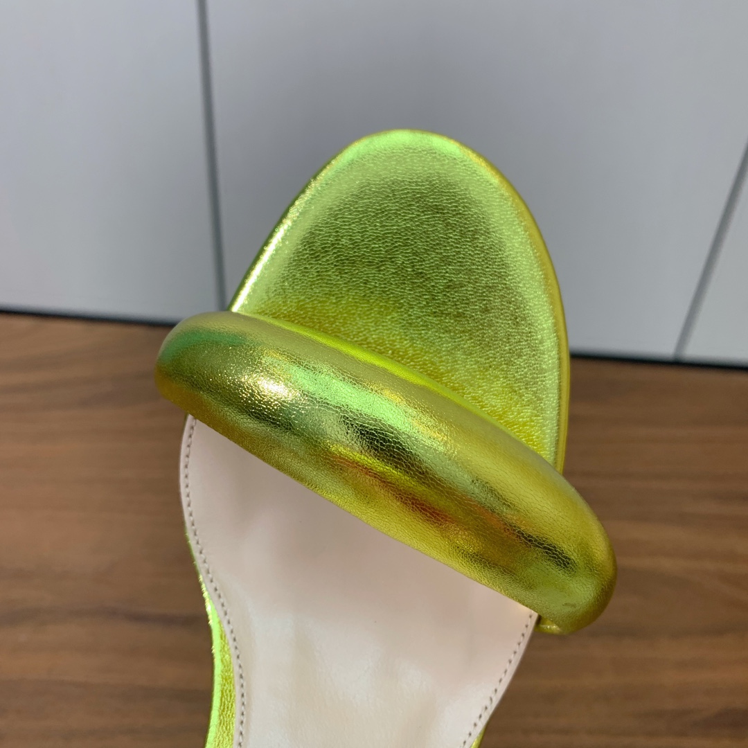 【Gianvit* Ross*】一字带拖鞋。非常简单又很特别的设计。定制羊皮，羊皮垫脚。真皮大底。跟高8