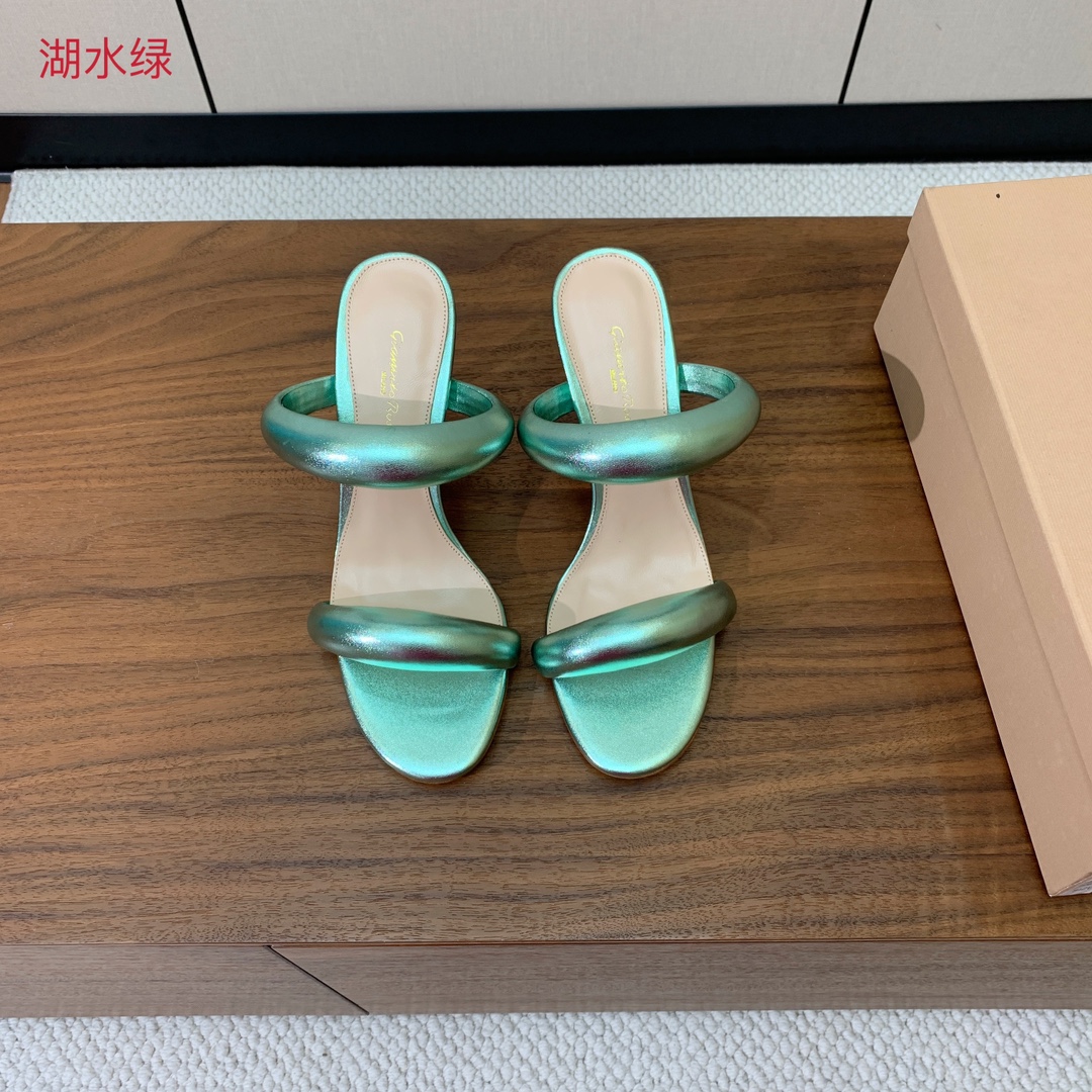 【Gianvit* Ross*】一字带拖鞋。非常简单又很特别的设计。定制羊皮，羊皮垫脚。真皮大底。跟高8