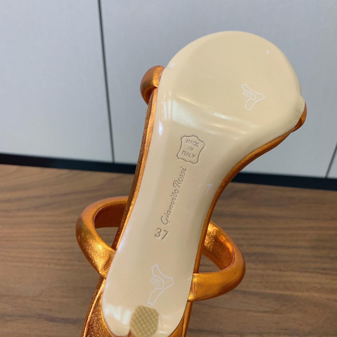 【Gianvit* Ross*】一字带拖鞋。非常简单又很特别的设计。定制羊皮，羊皮垫脚。真皮大底。跟高8