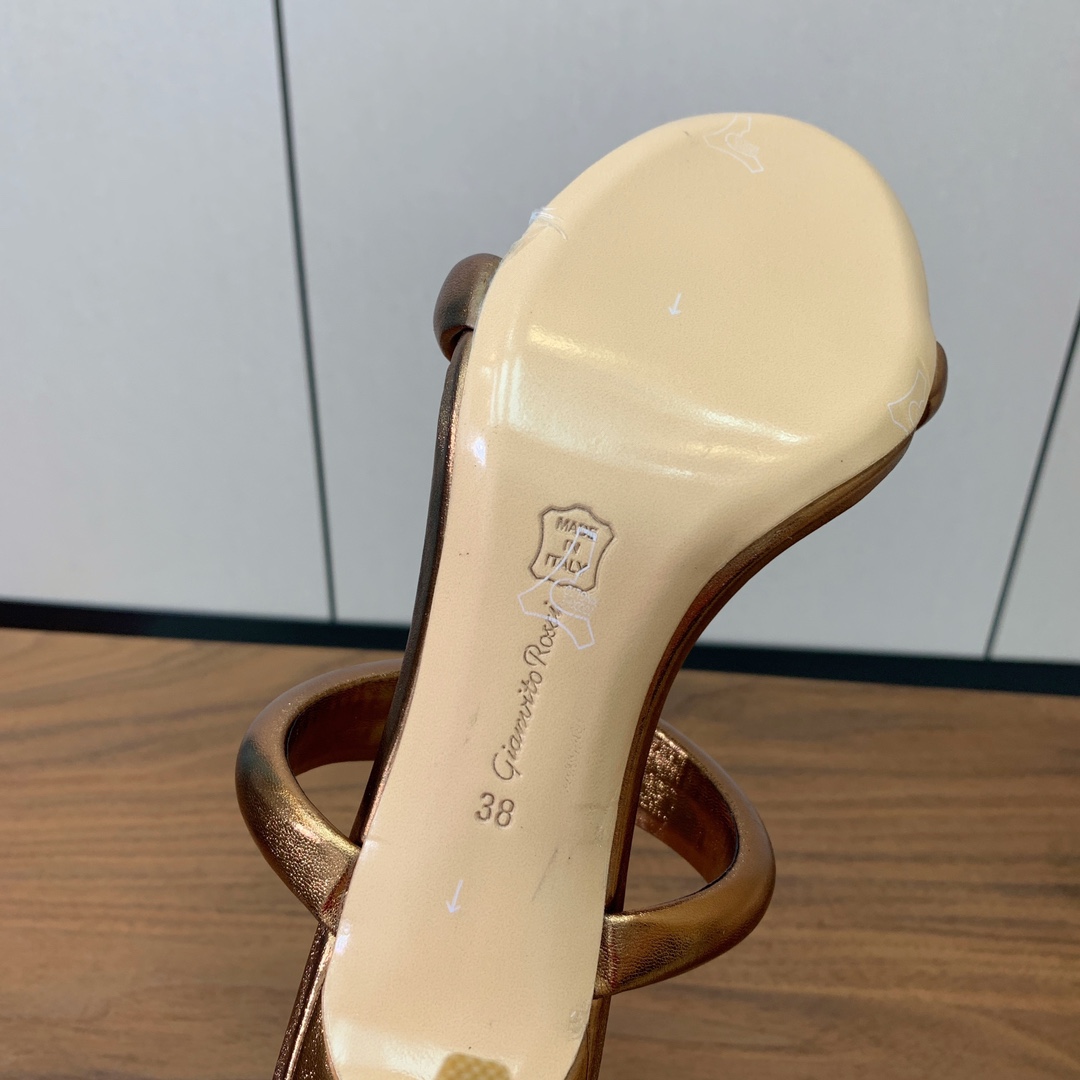【Gianvit* Ross*】一字带拖鞋。非常简单又很特别的设计。定制羊皮，羊皮垫脚。真皮大底。跟高8