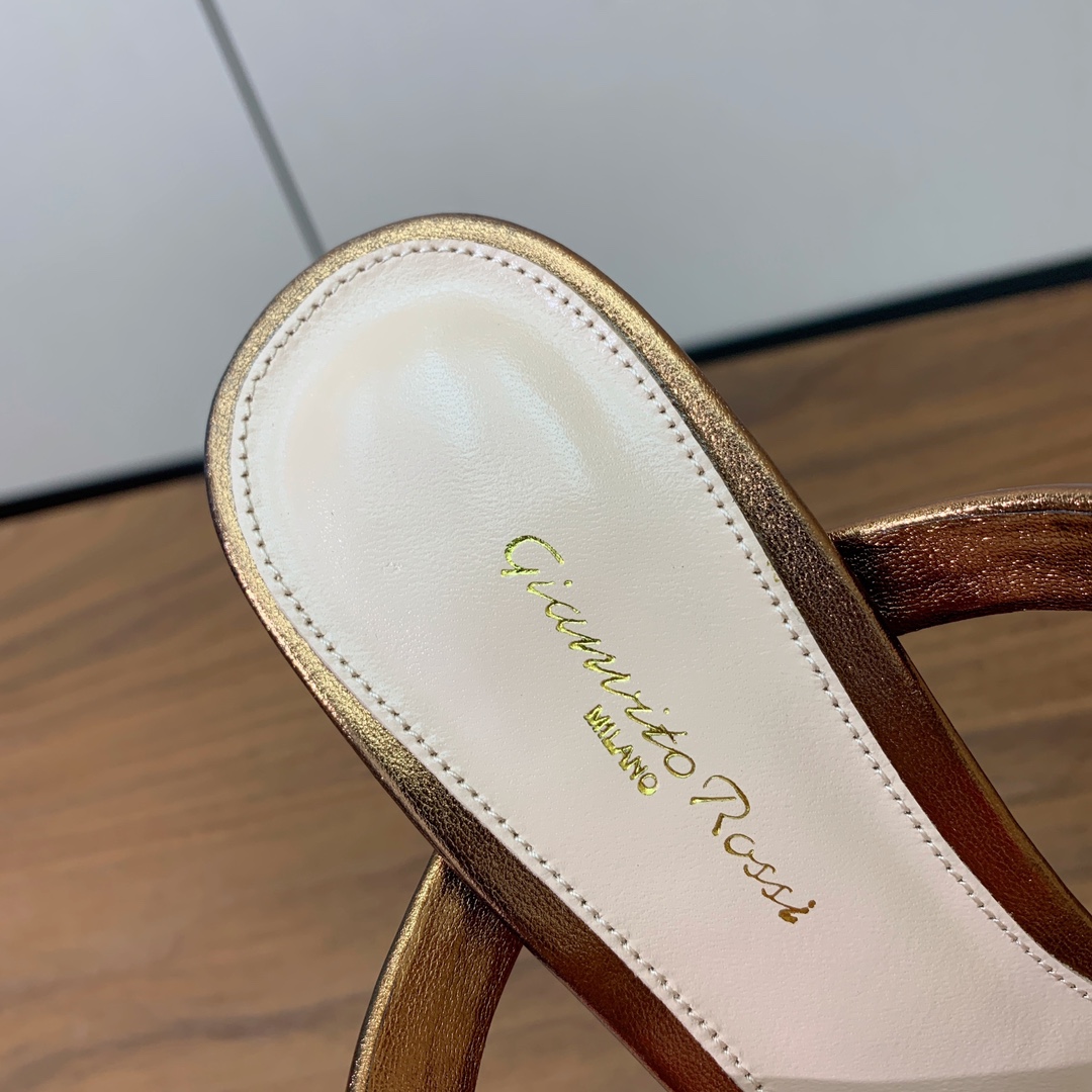 【Gianvit* Ross*】一字带拖鞋。非常简单又很特别的设计。定制羊皮，羊皮垫脚。真皮大底。跟高8