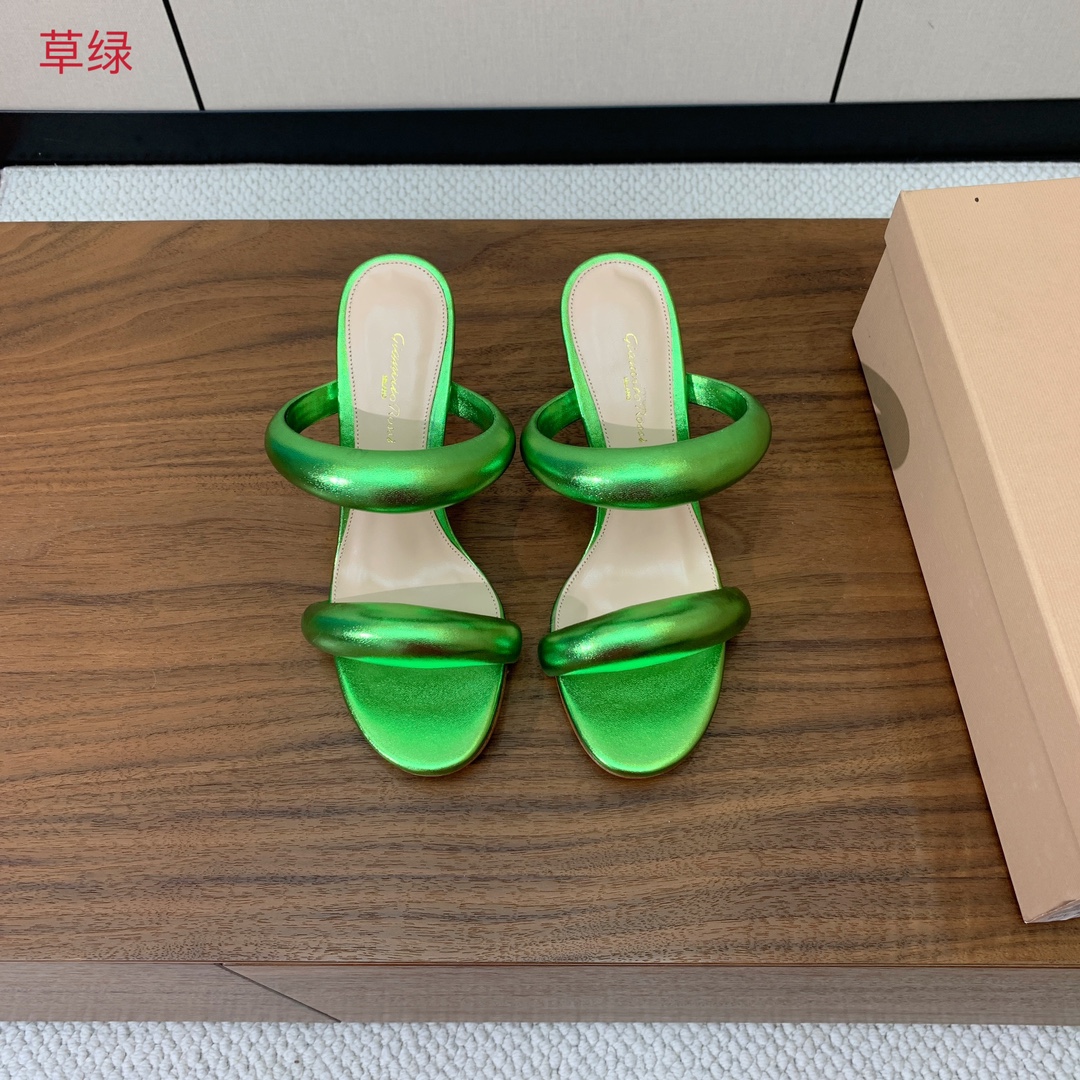 【Gianvit* Ross*】一字带拖鞋。非常简单又很特别的设计。定制羊皮，羊皮垫脚。真皮大底。跟高8