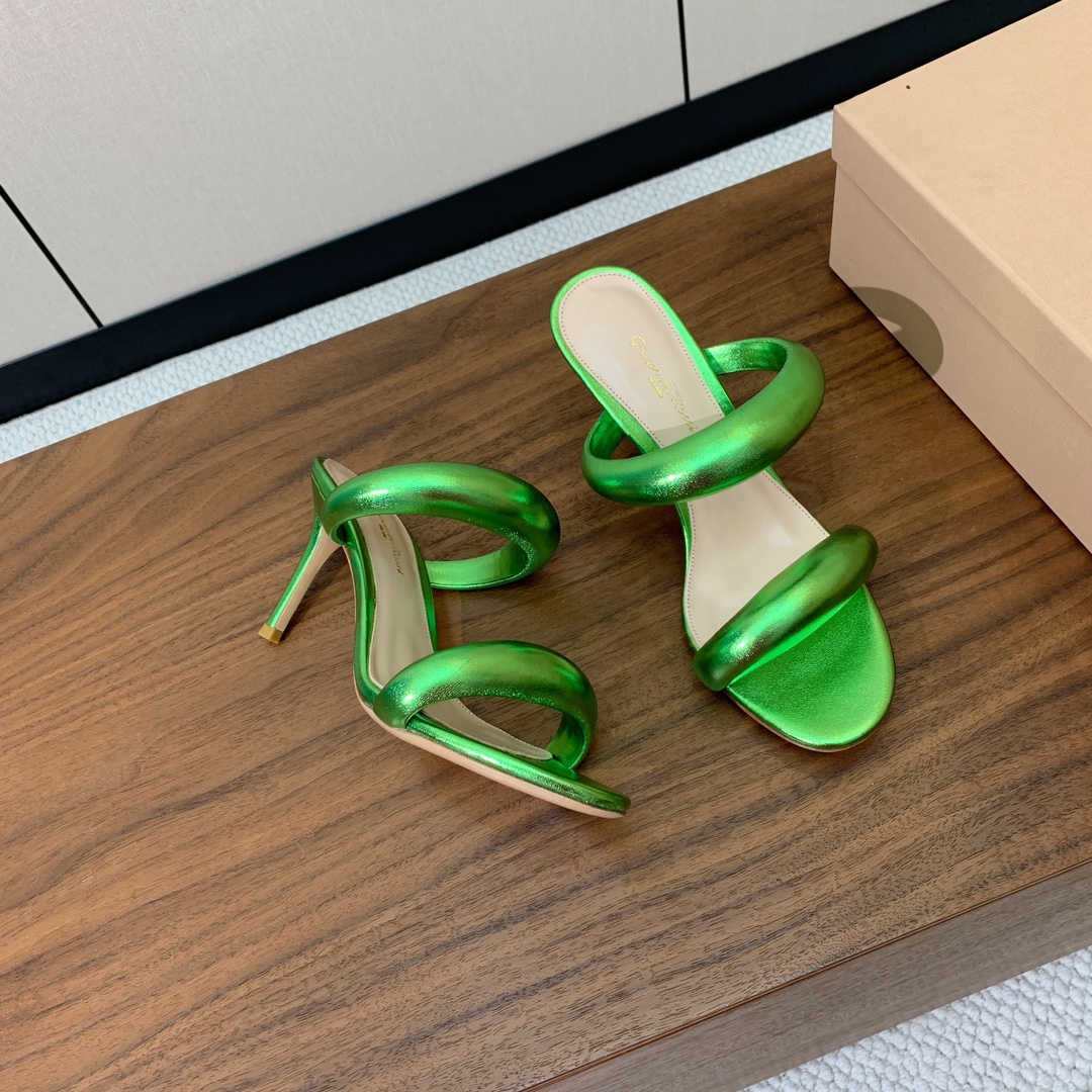 【Gianvit* Ross*】一字带拖鞋。非常简单又很特别的设计。定制羊皮，羊皮垫脚。真皮大底。跟高8