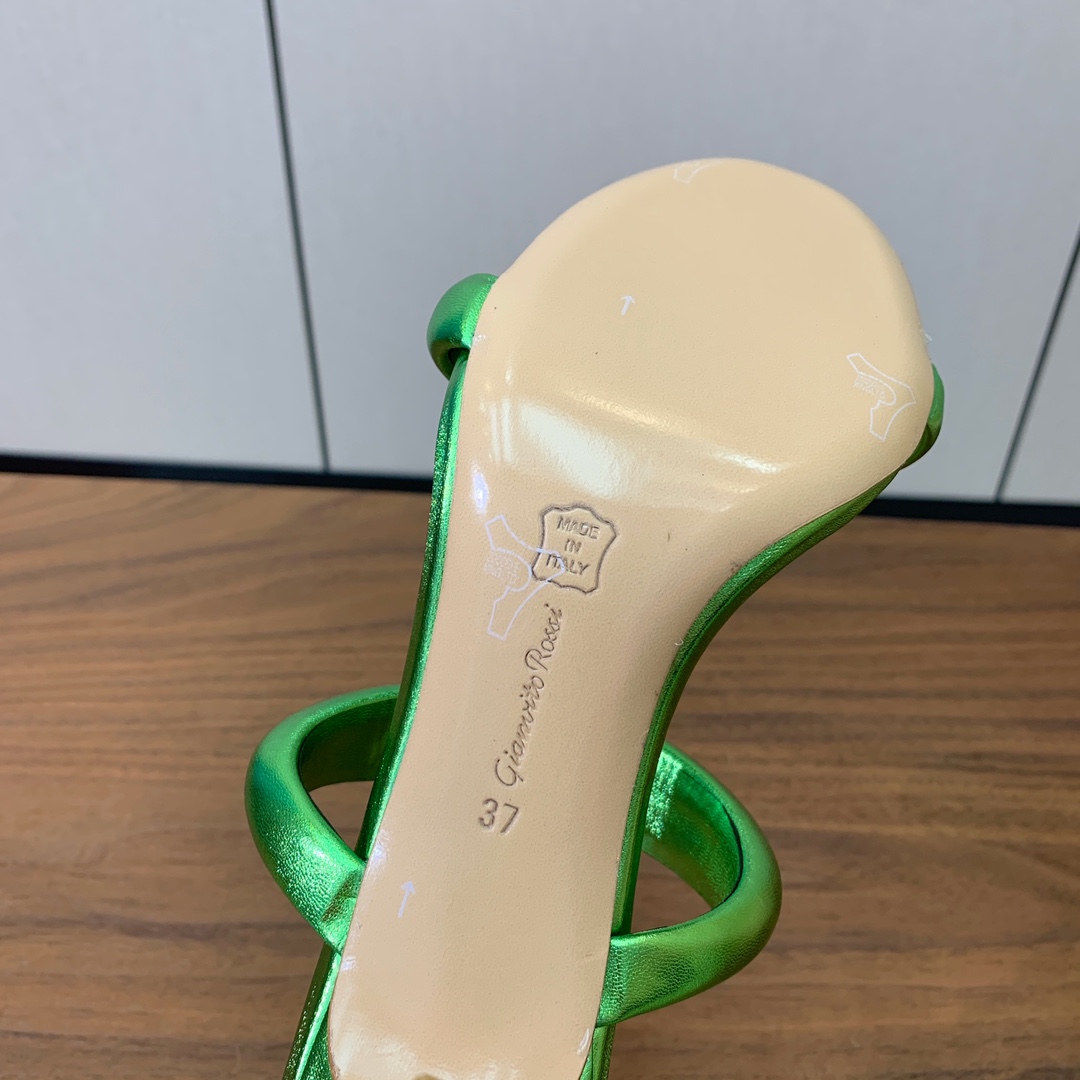 【Gianvit* Ross*】一字带拖鞋。非常简单又很特别的设计。定制羊皮，羊皮垫脚。真皮大底。跟高8