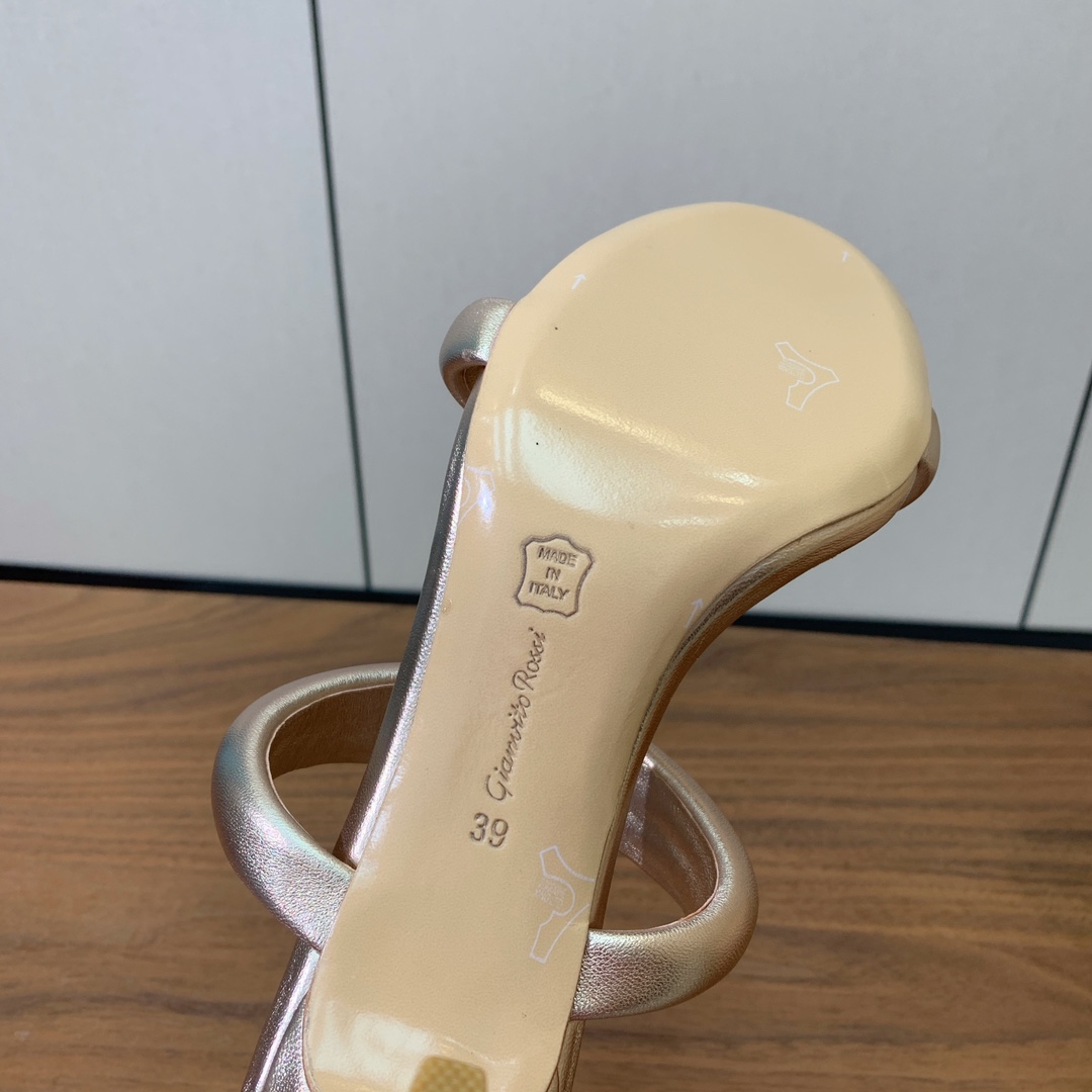 【Gianvit* Ross*】一字带拖鞋。非常简单又很特别的设计。定制羊皮，羊皮垫脚。真皮大底。跟高8