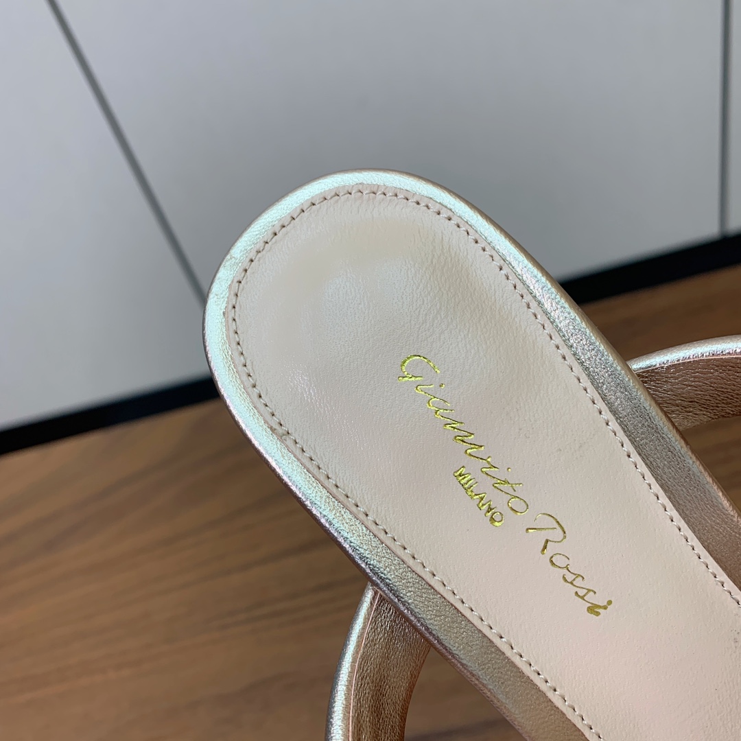 【Gianvit* Ross*】一字带拖鞋。非常简单又很特别的设计。定制羊皮，羊皮垫脚。真皮大底。跟高8