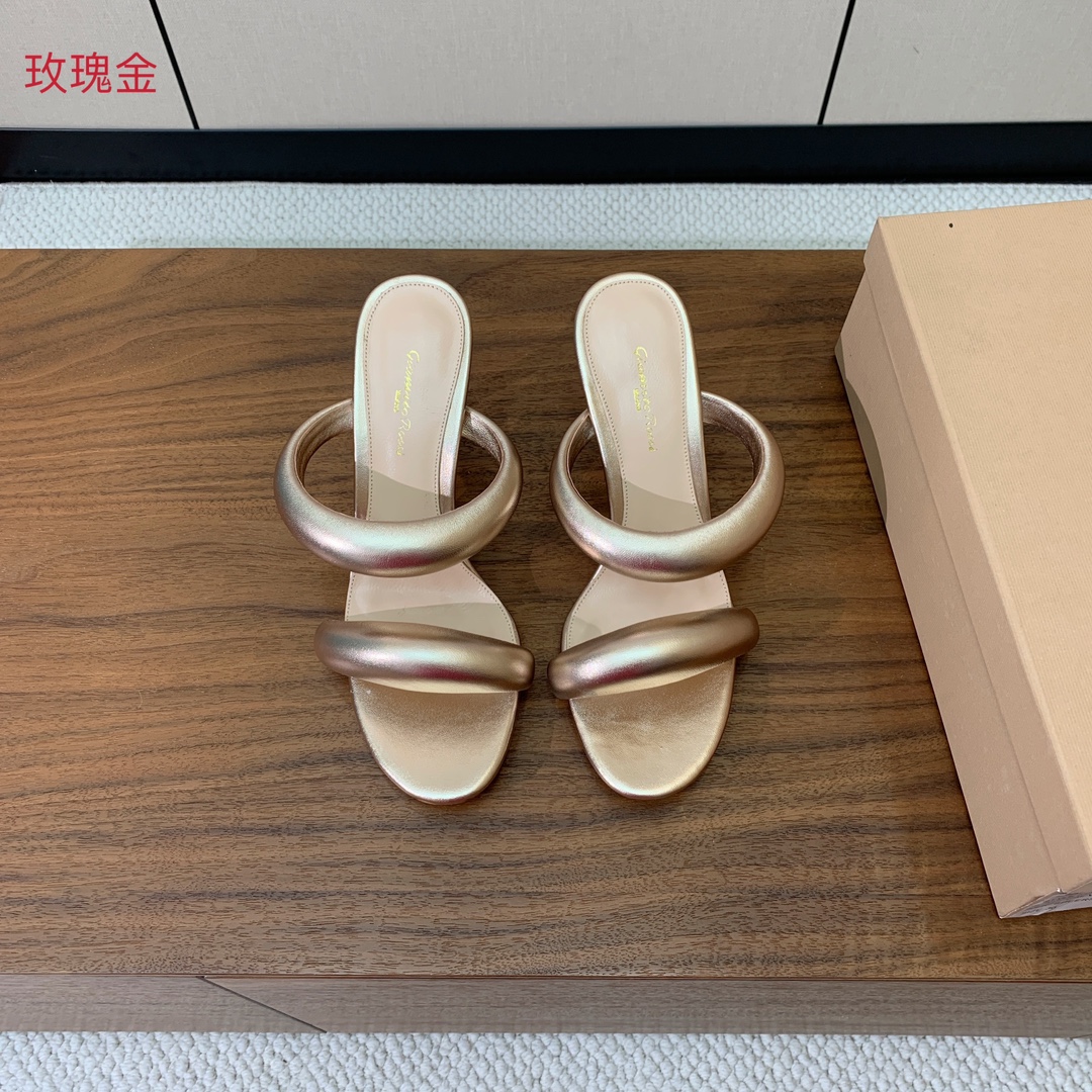 【Gianvit* Ross*】一字带拖鞋。非常简单又很特别的设计。定制羊皮，羊皮垫脚。真皮大底。跟高8