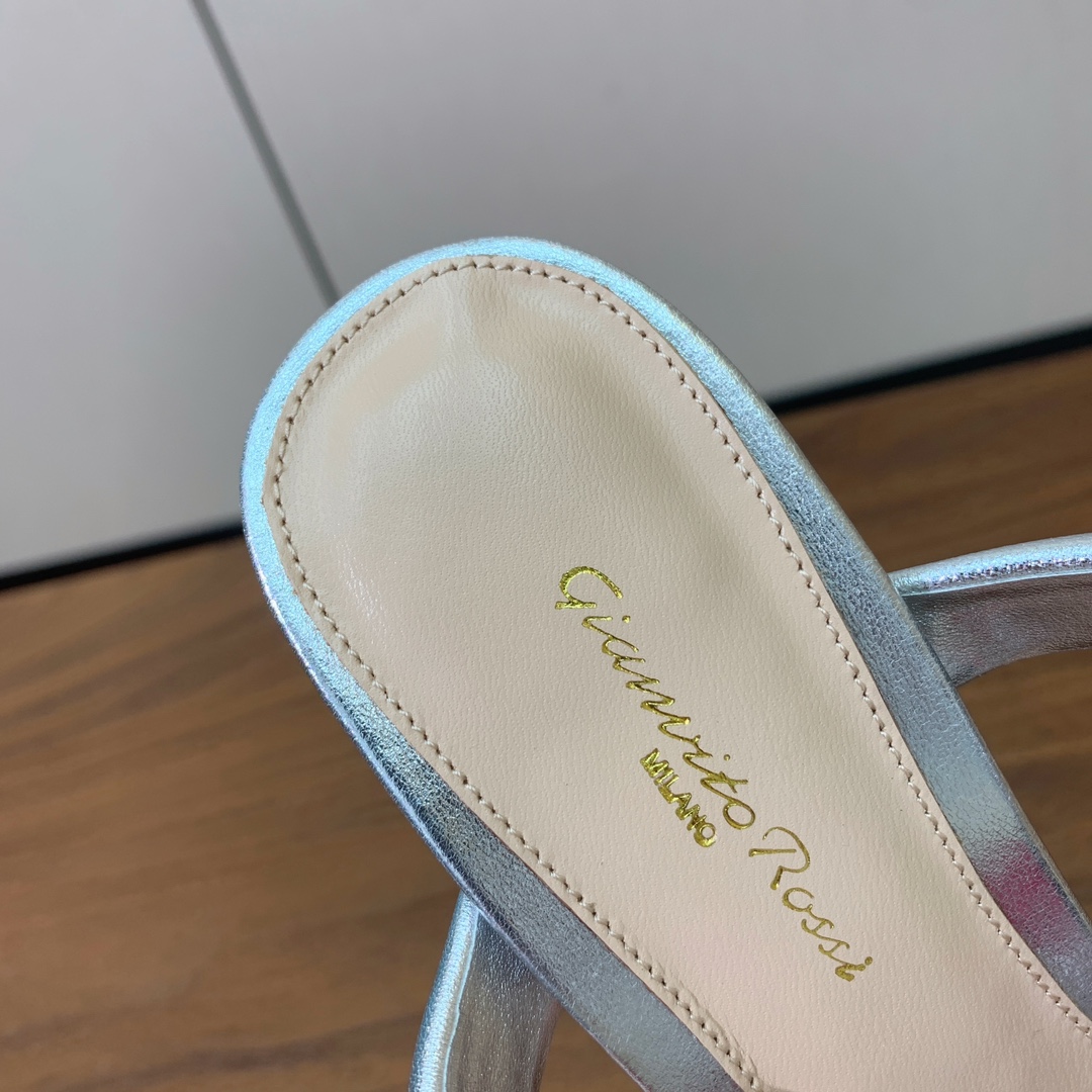 【Gianvit* Ross*】一字带拖鞋。非常简单又很特别的设计。定制羊皮，羊皮垫脚。真皮大底。跟高8