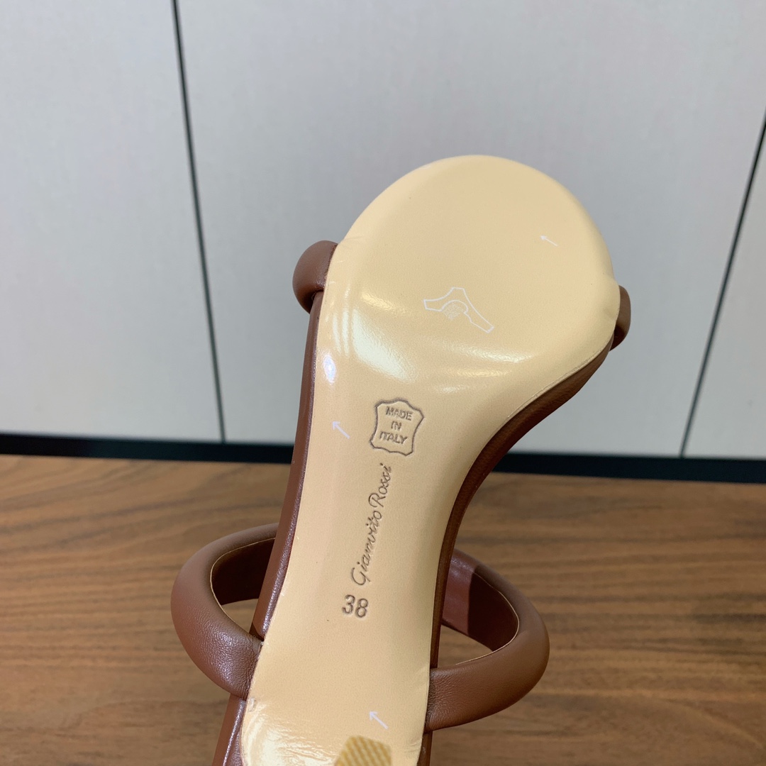 【Gianvit* Ross*】一字带拖鞋。非常简单又很特别的设计。定制羊皮，羊皮垫脚。真皮大底。跟高8
