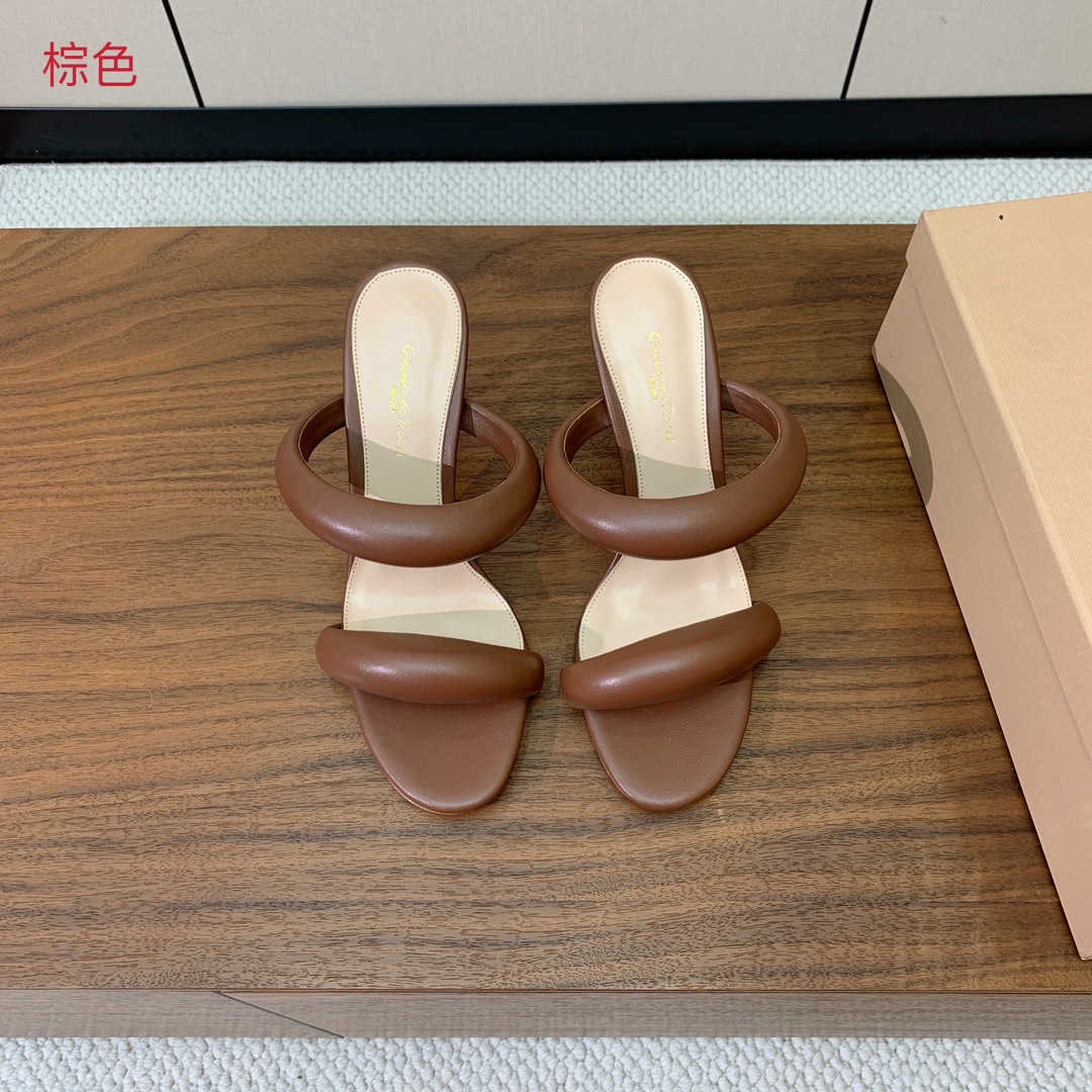 【Gianvit* Ross*】一字带拖鞋。非常简单又很特别的设计。定制羊皮，羊皮垫脚。真皮大底。跟高8