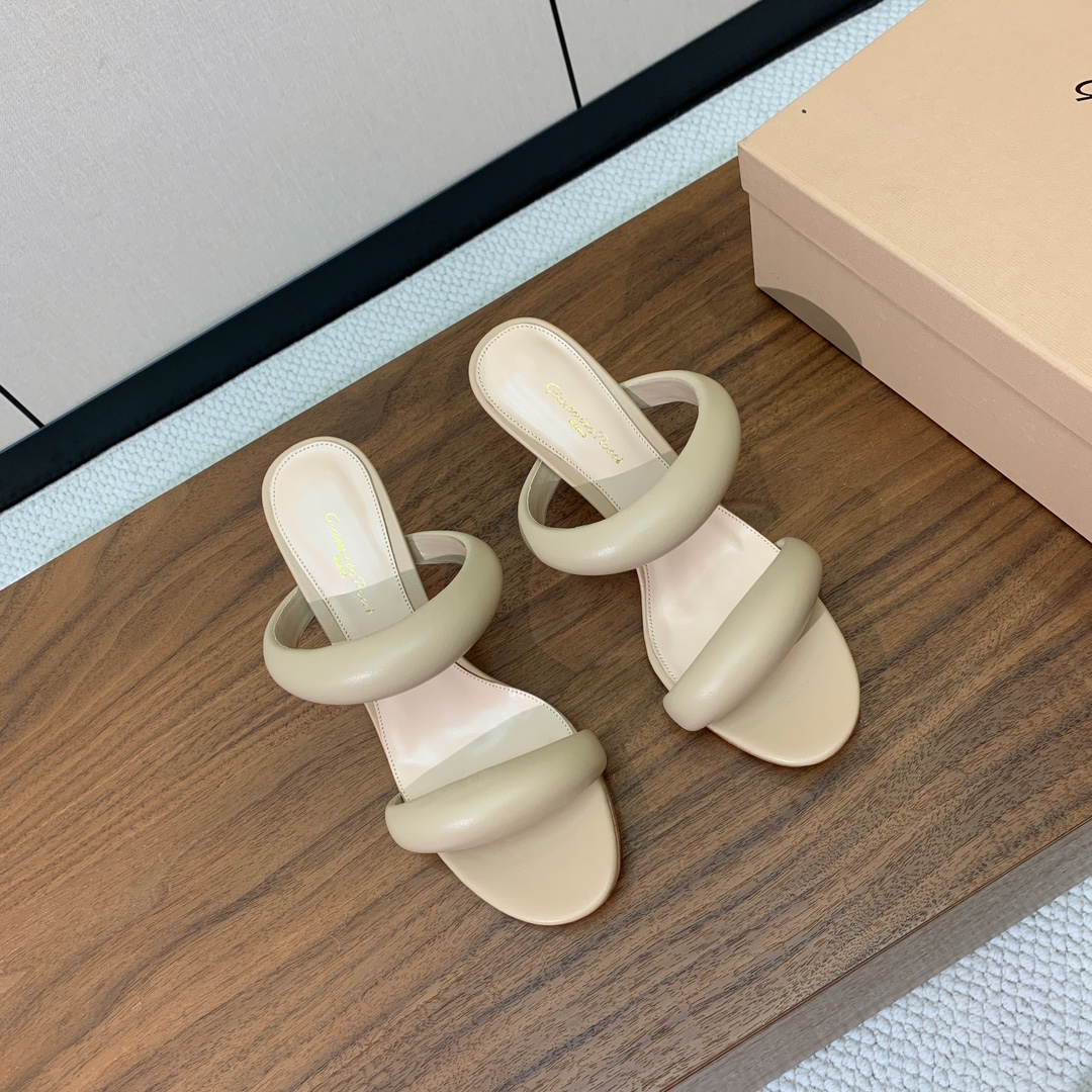 【Gianvit* Ross*】一字带拖鞋。非常简单又很特别的设计。定制羊皮，羊皮垫脚。真皮大底。跟高8