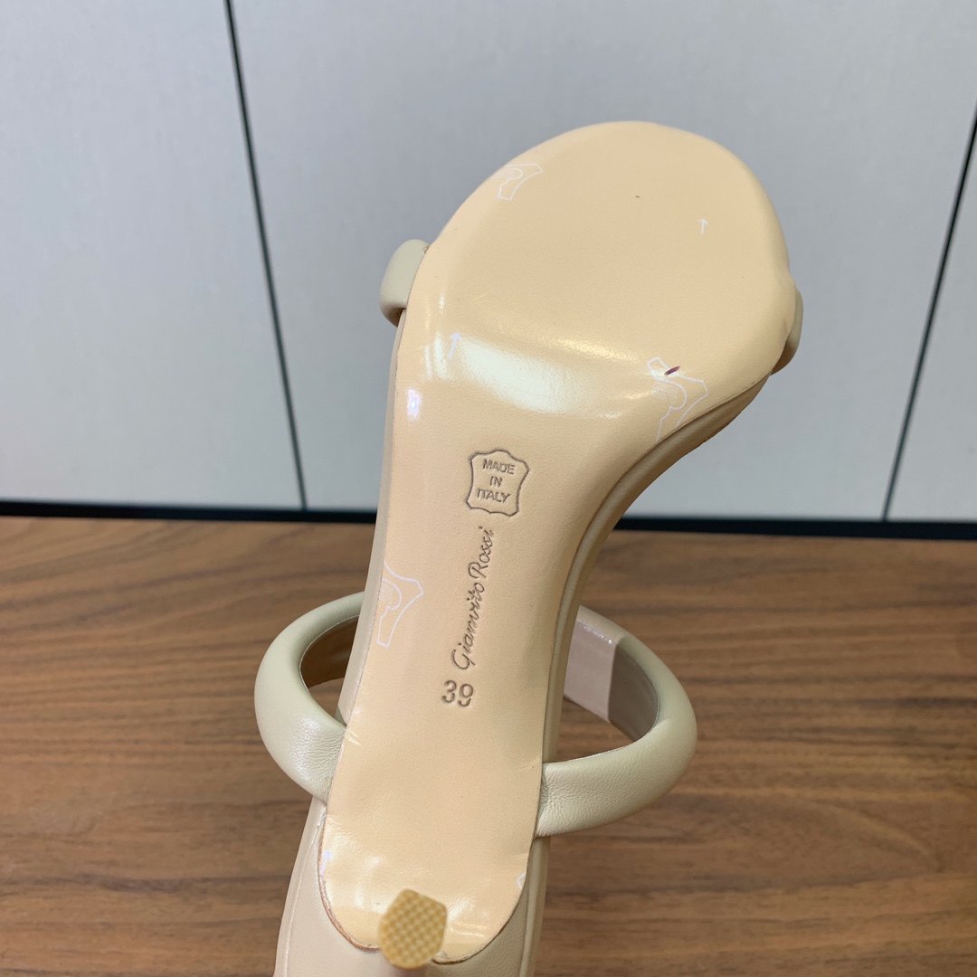 【Gianvit* Ross*】一字带拖鞋。非常简单又很特别的设计。定制羊皮，羊皮垫脚。真皮大底。跟高8