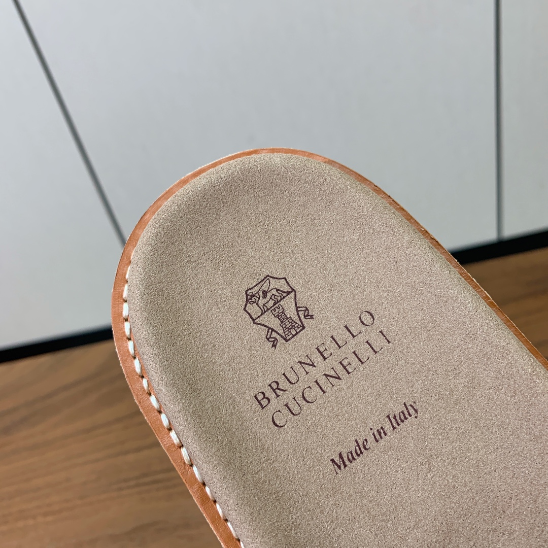 【BRUNELL* CUCINELL*】情侣款拖鞋。鞋面进口环保牛绒，定制橡胶大底。真皮沿条。
码数：女
