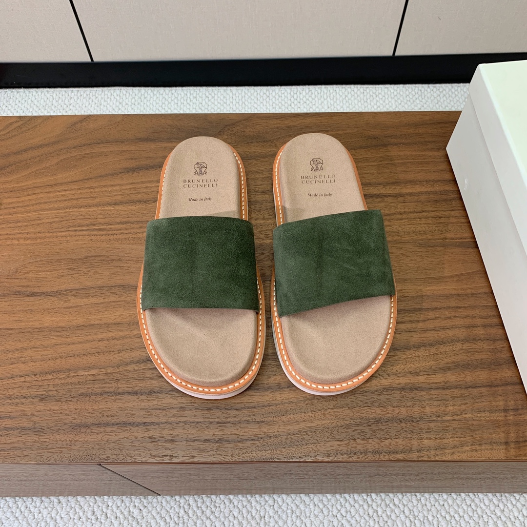 【BRUNELL* CUCINELL*】情侣款拖鞋。鞋面进口环保牛绒，定制橡胶大底。真皮沿条。
码数：女