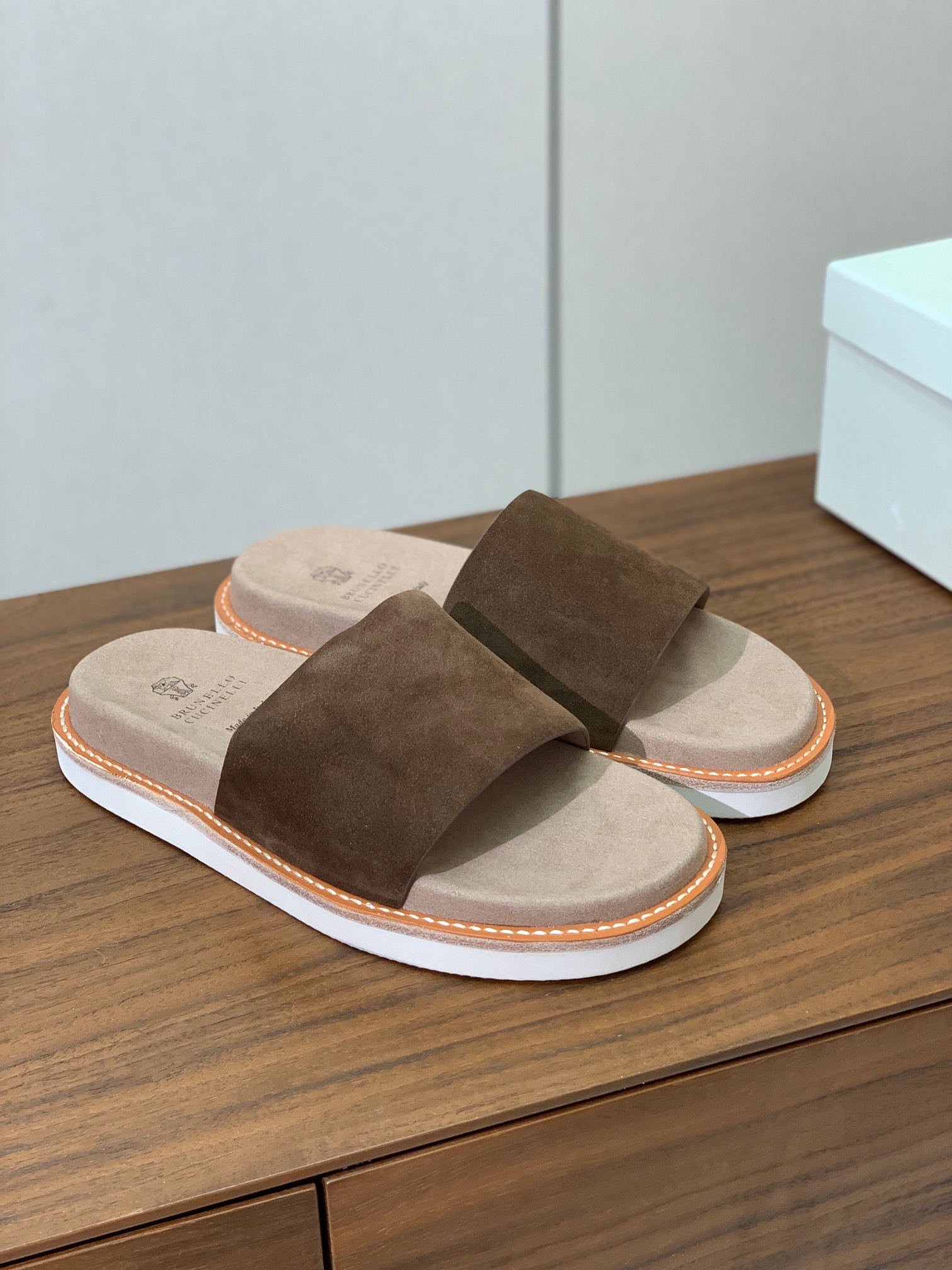 【BRUNELL* CUCINELL*】情侣款拖鞋。鞋面进口环保牛绒，定制橡胶大底。真皮沿条。
码数：女