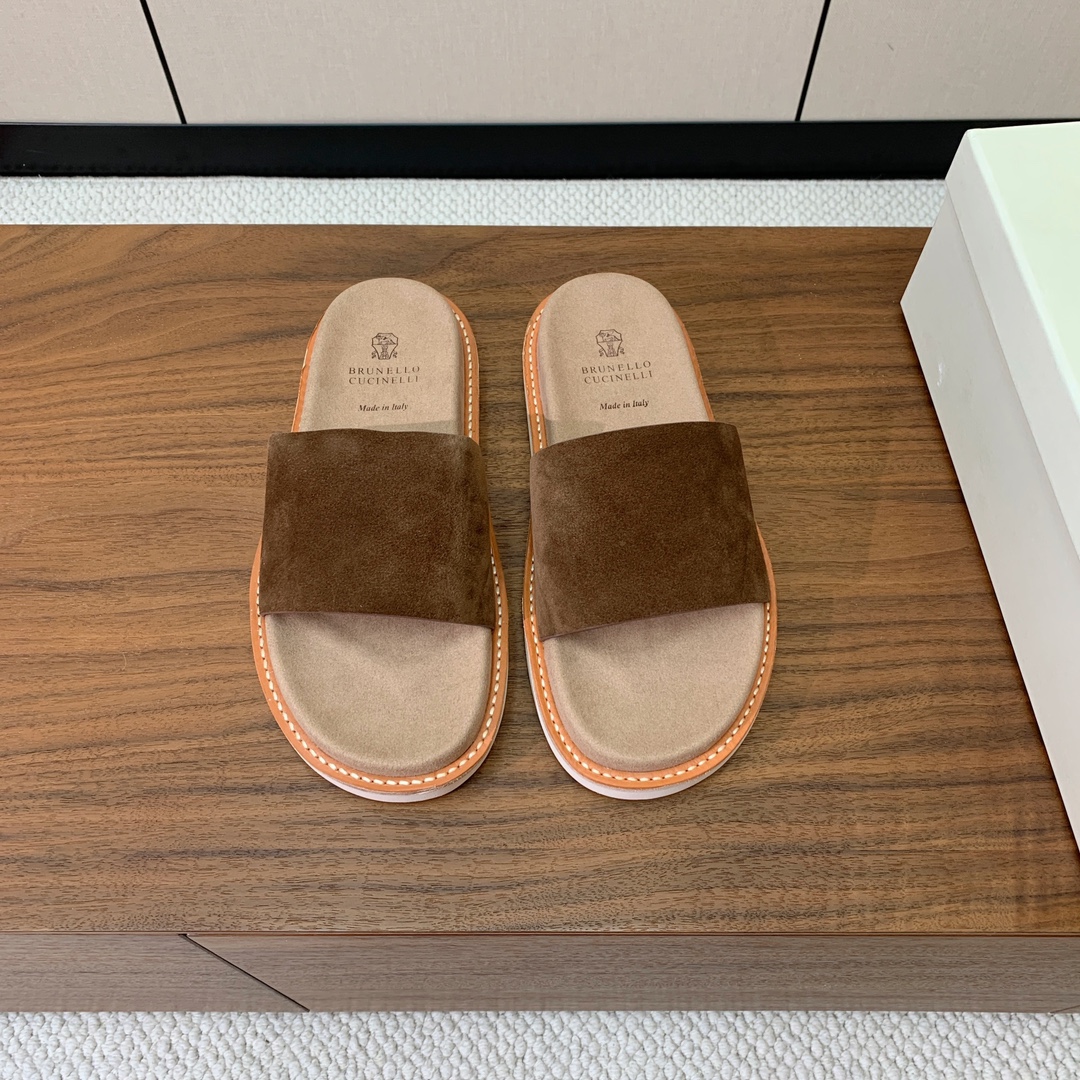 【BRUNELL* CUCINELL*】情侣款拖鞋。鞋面进口环保牛绒，定制橡胶大底。真皮沿条。
码数：女