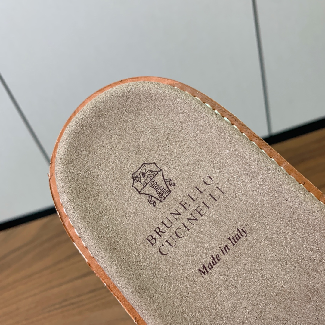 【BRUNELL* CUCINELL*】情侣款拖鞋。鞋面进口环保牛绒，定制橡胶大底。真皮沿条。
码数：女