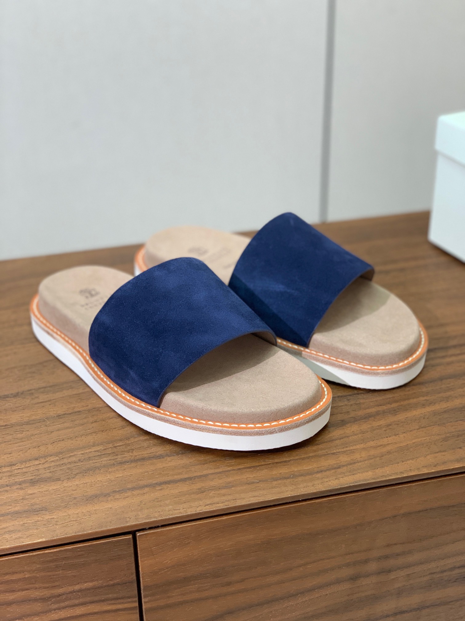 【BRUNELL* CUCINELL*】情侣款拖鞋。鞋面进口环保牛绒，定制橡胶大底。真皮沿条。
码数：女