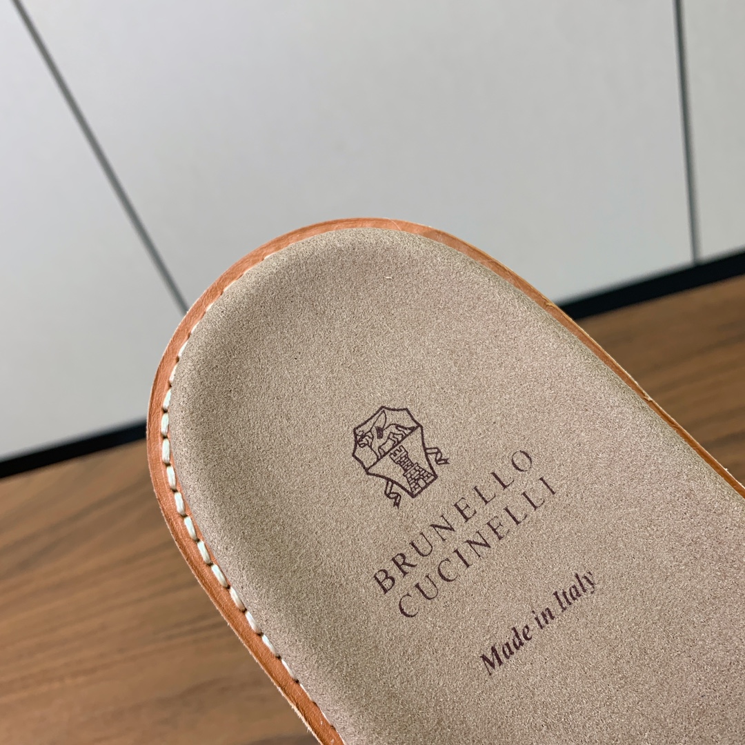 【BRUNELL* CUCINELL*】情侣款拖鞋。鞋面进口环保牛绒，定制橡胶大底。真皮沿条。
码数：女