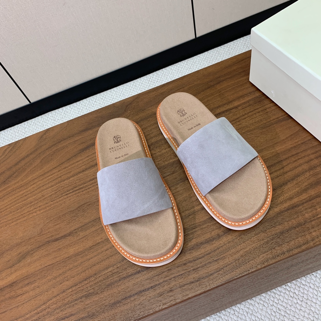 【BRUNELL* CUCINELL*】情侣款拖鞋。鞋面进口环保牛绒，定制橡胶大底。真皮沿条。
码数：女