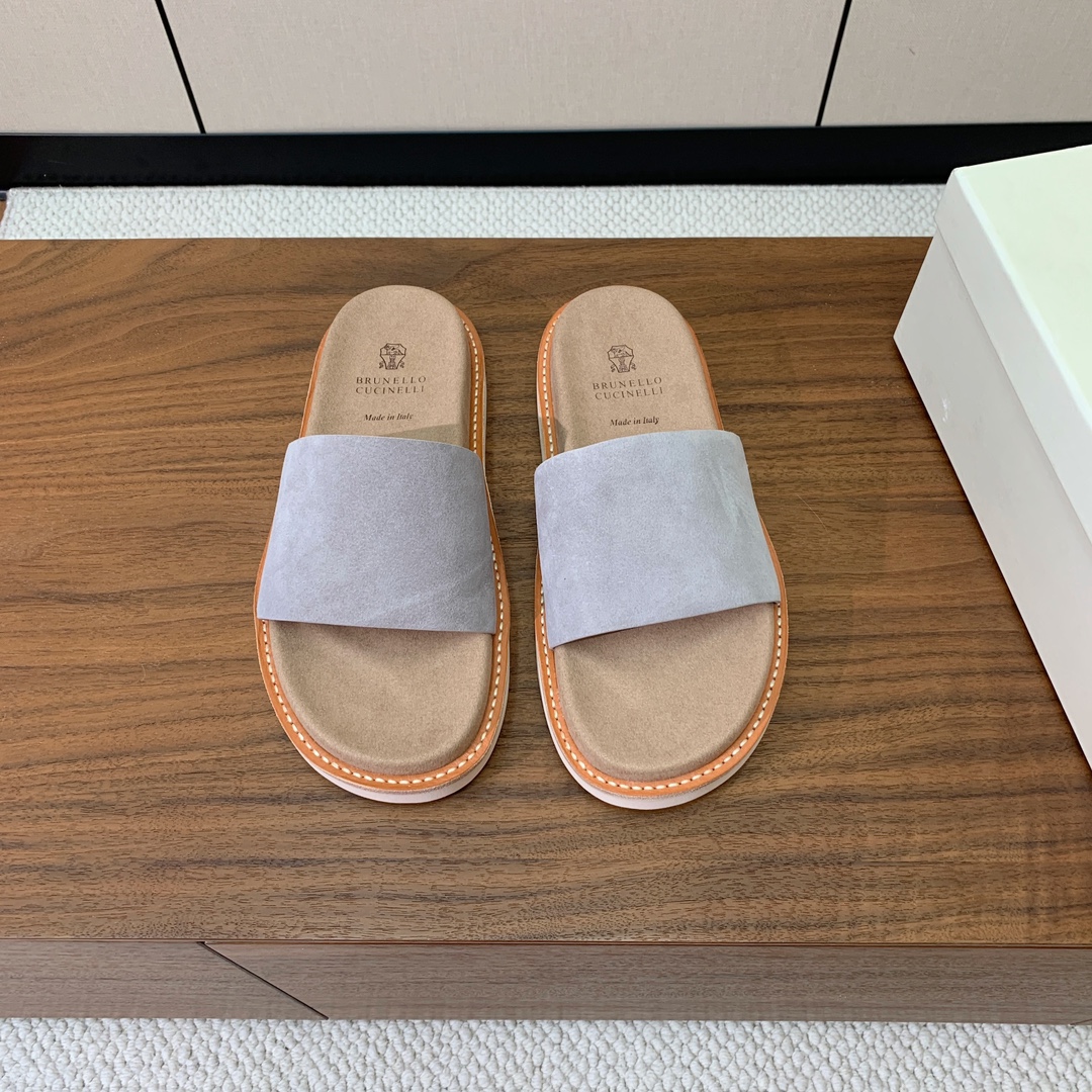 【BRUNELL* CUCINELL*】情侣款拖鞋。鞋面进口环保牛绒，定制橡胶大底。真皮沿条。
码数：女