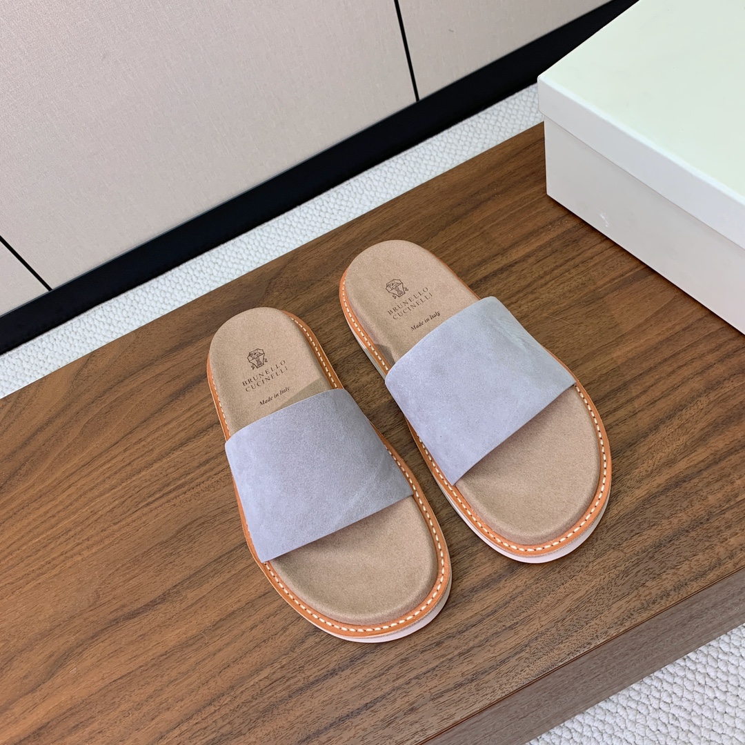 【BRUNELL* CUCINELL*】情侣款拖鞋。鞋面进口环保牛绒，定制橡胶大底。真皮沿条。
码数：女