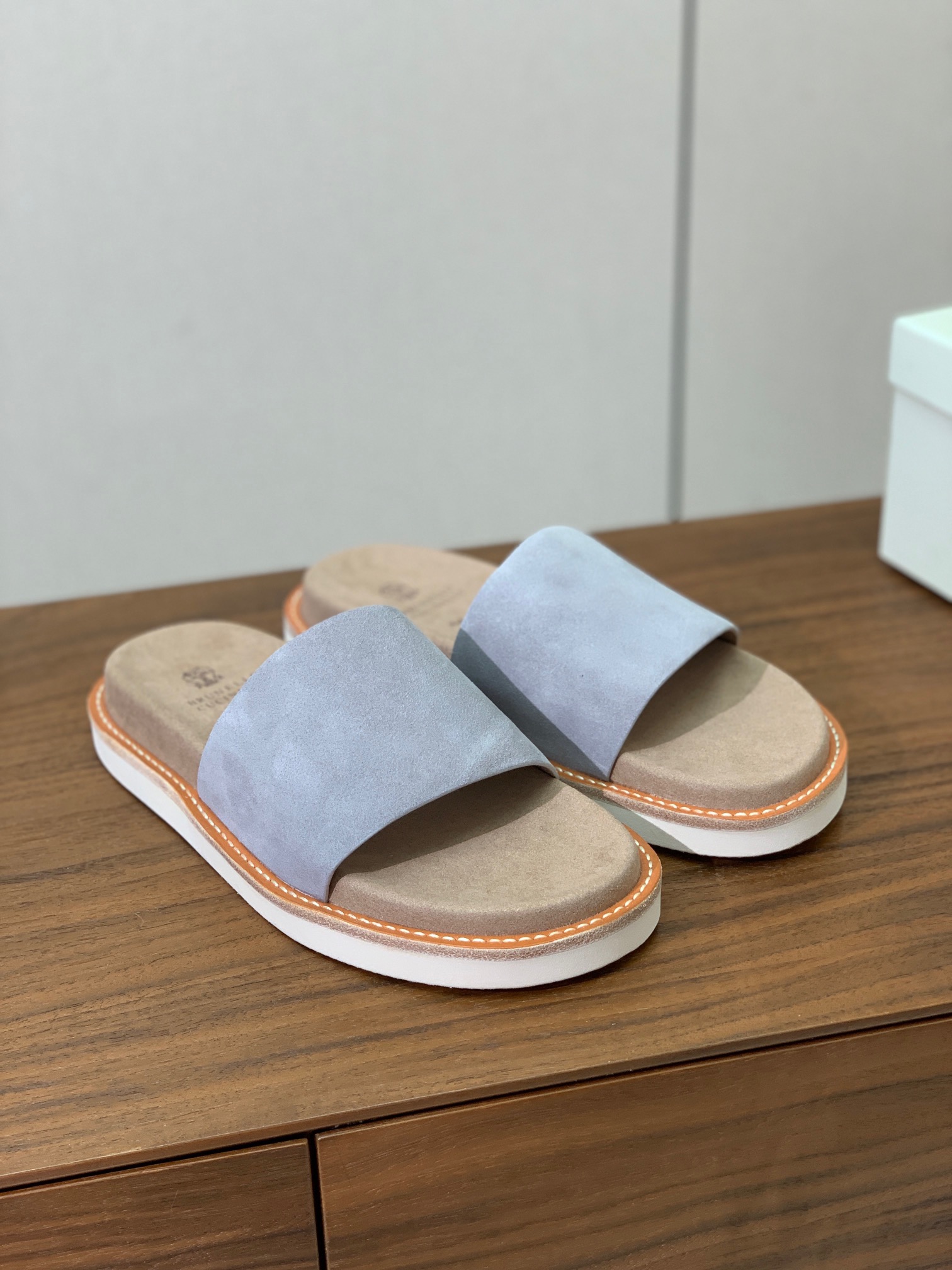 【BRUNELL* CUCINELL*】情侣款拖鞋。鞋面进口环保牛绒，定制橡胶大底。真皮沿条。
码数：女