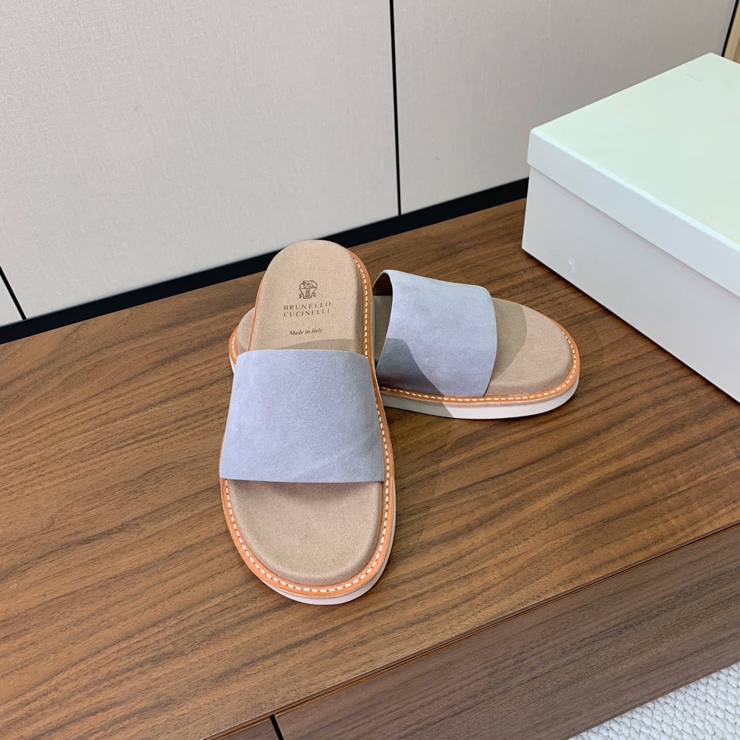 【BRUNELL* CUCINELL*】情侣款拖鞋。鞋面进口环保牛绒，定制橡胶大底。真皮沿条。
码数：女