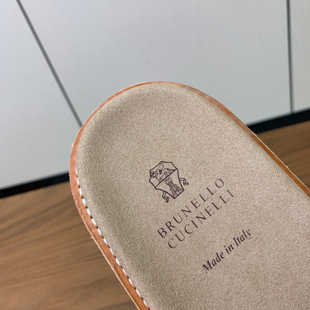 【BRUNELL* CUCINELL*】情侣款拖鞋。鞋面进口环保牛绒，定制橡胶大底。真皮沿条。
码数：女