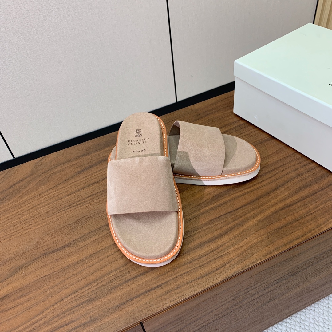 【BRUNELL* CUCINELL*】情侣款拖鞋。鞋面进口环保牛绒，定制橡胶大底。真皮沿条。
码数：女