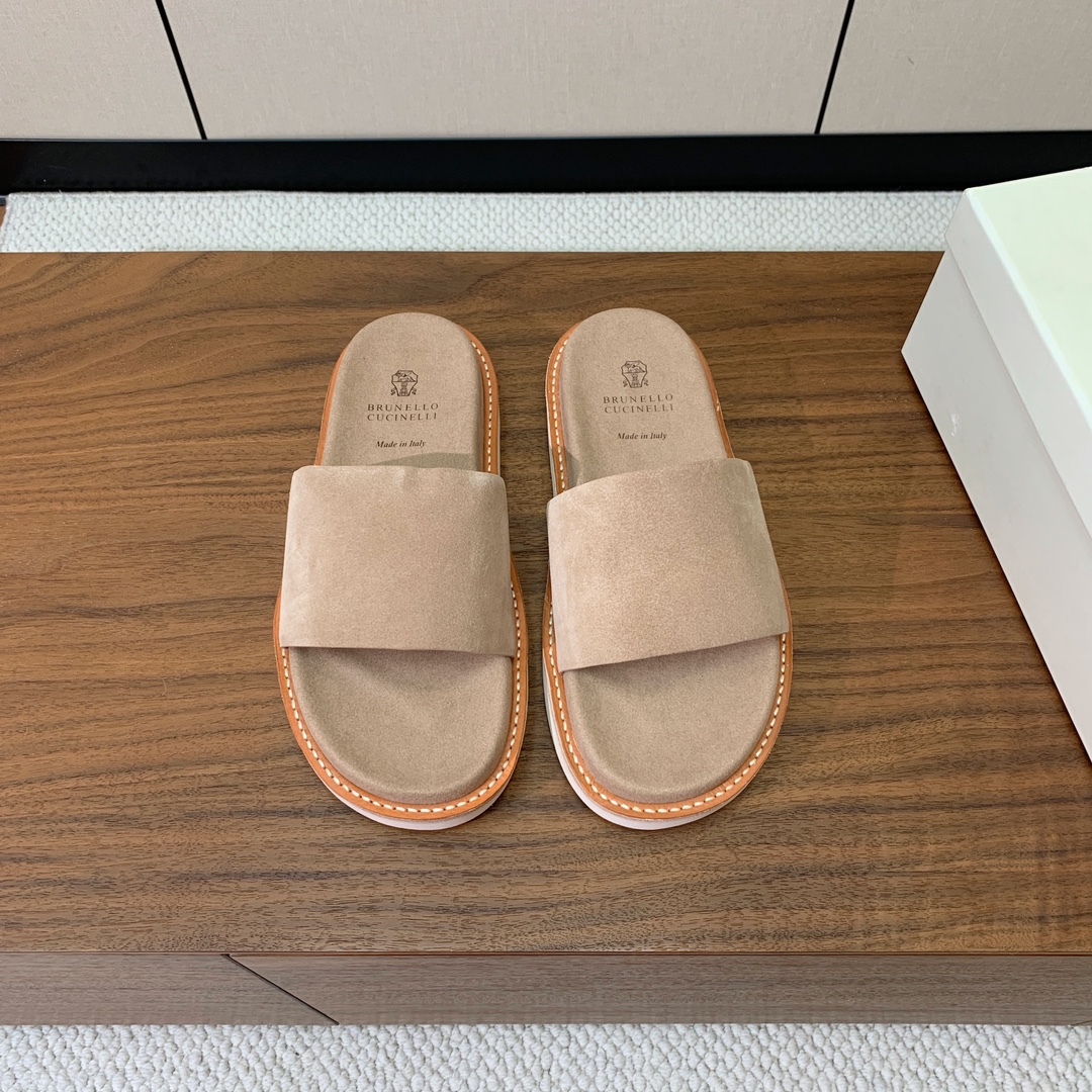 【BRUNELL* CUCINELL*】情侣款拖鞋。鞋面进口环保牛绒，定制橡胶大底。真皮沿条。
码数：女