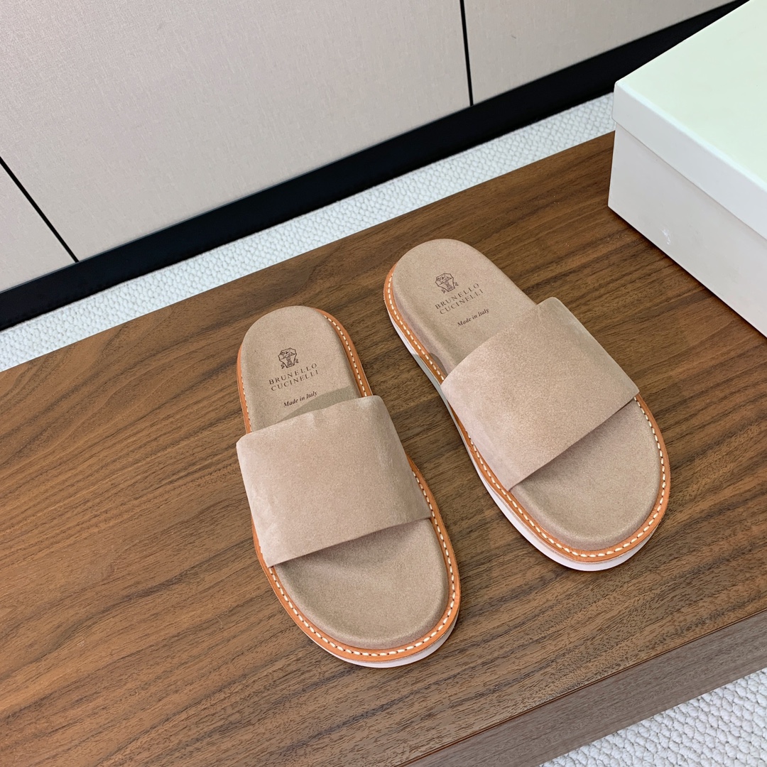 【BRUNELL* CUCINELL*】情侣款拖鞋。鞋面进口环保牛绒，定制橡胶大底。真皮沿条。
码数：女