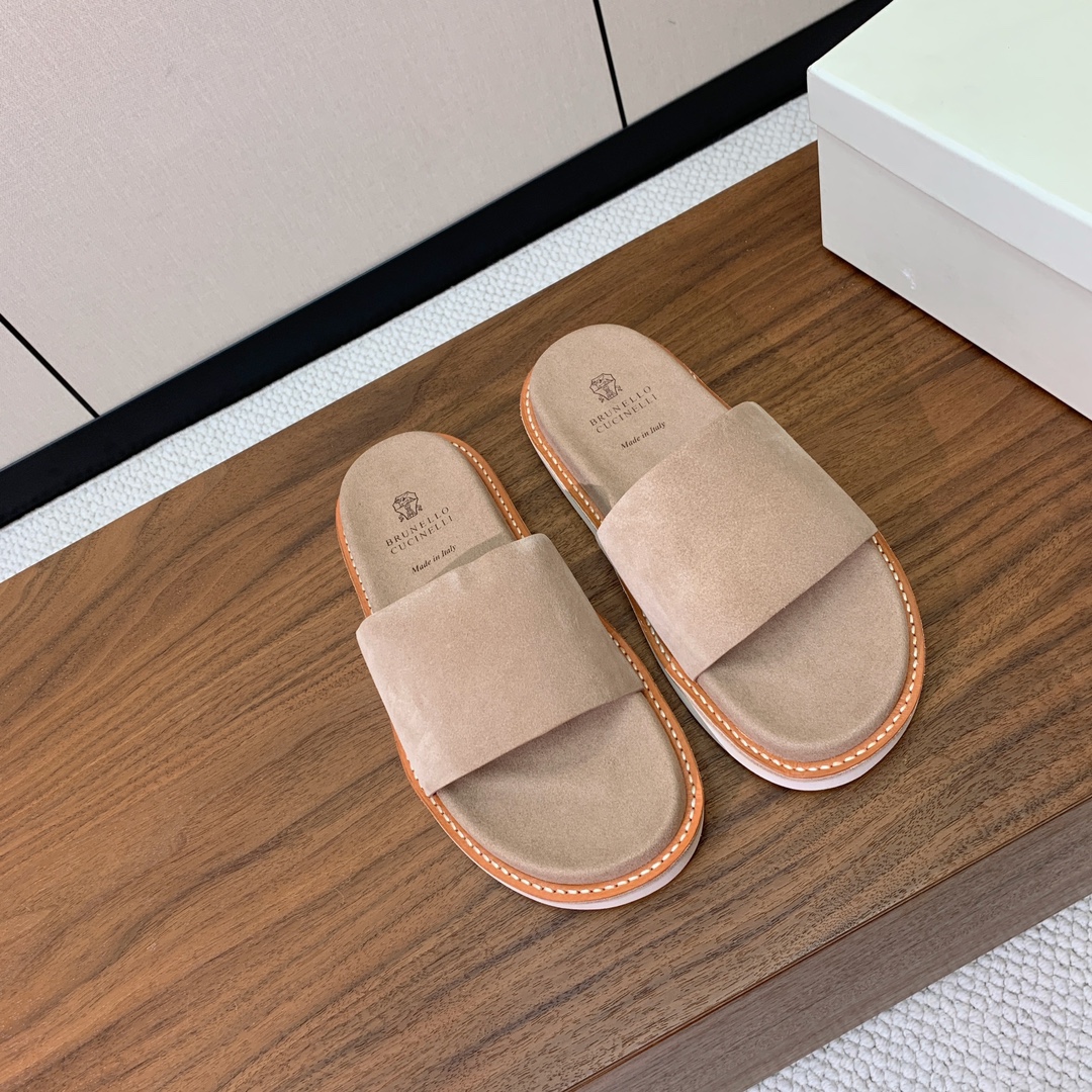 【BRUNELL* CUCINELL*】情侣款拖鞋。鞋面进口环保牛绒，定制橡胶大底。真皮沿条。
码数：女