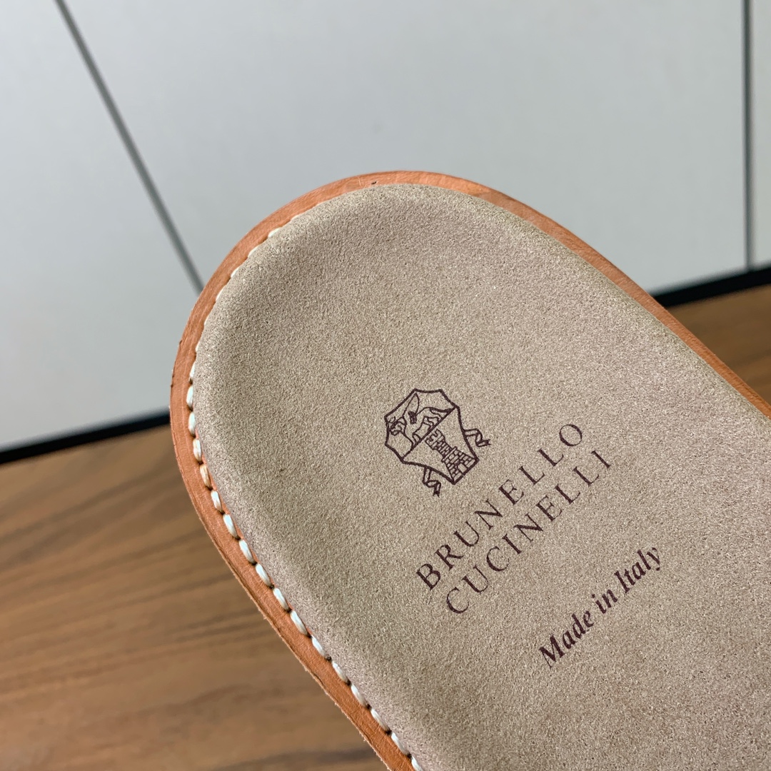 【BRUNELL* CUCINELL*】情侣款拖鞋。鞋面进口环保牛绒，定制橡胶大底。真皮沿条。
码数：女
