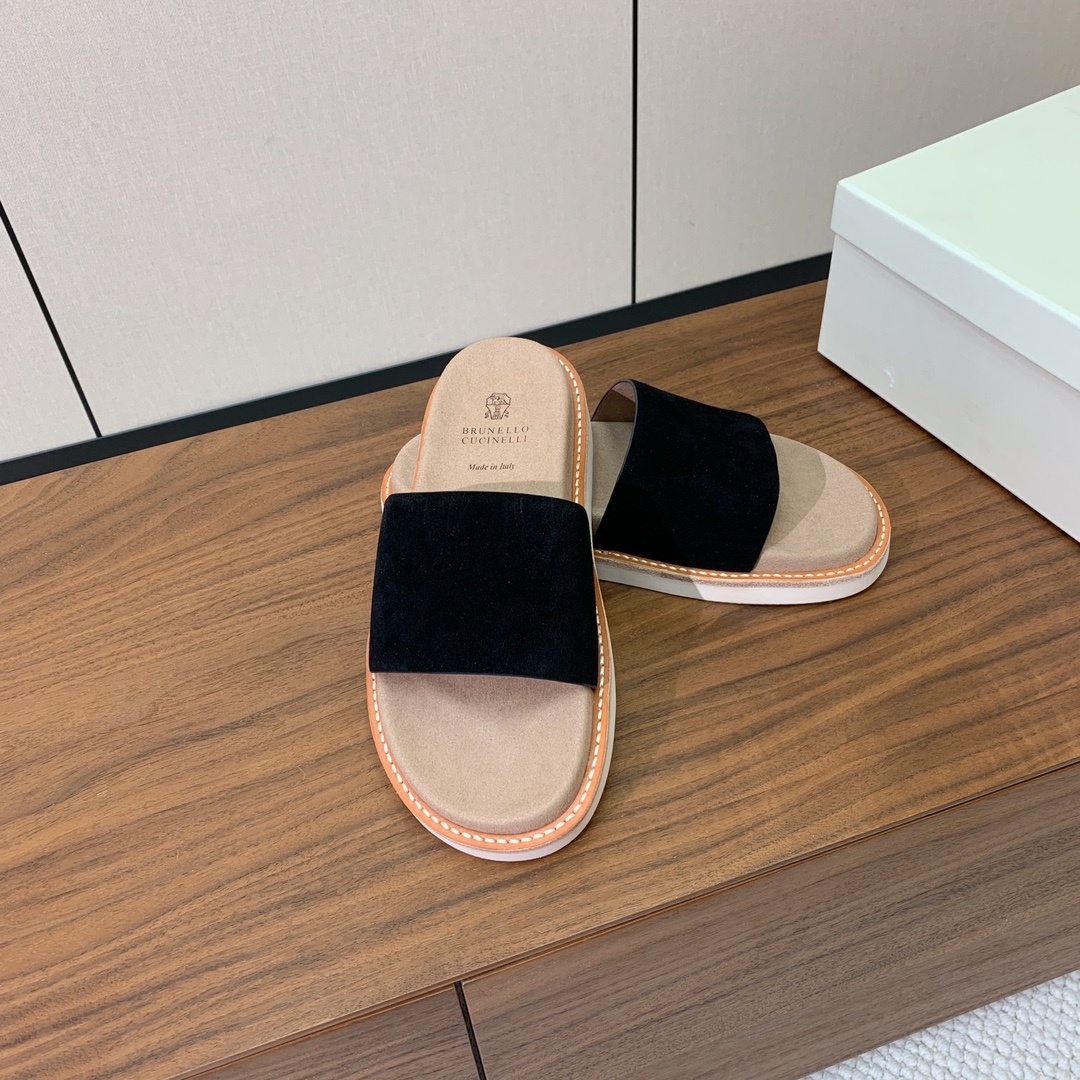 【BRUNELL* CUCINELL*】情侣款拖鞋。鞋面进口环保牛绒，定制橡胶大底。真皮沿条。
码数：女