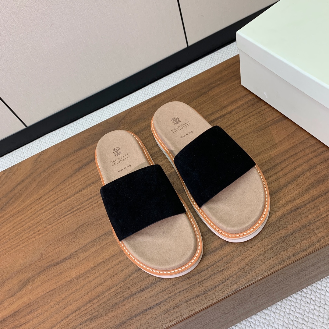 【BRUNELL* CUCINELL*】情侣款拖鞋。鞋面进口环保牛绒，定制橡胶大底。真皮沿条。
码数：女