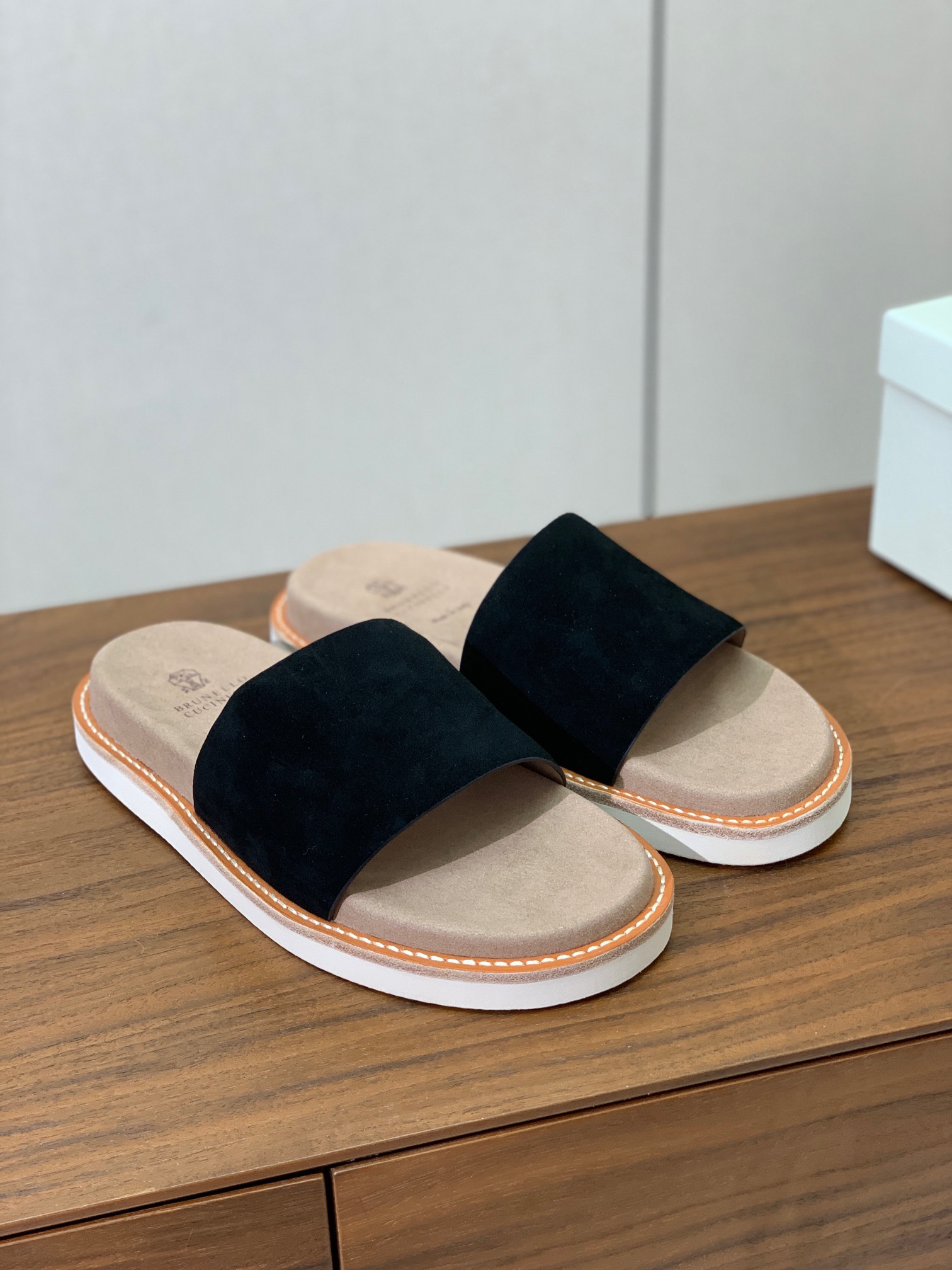 【BRUNELL* CUCINELL*】情侣款拖鞋。鞋面进口环保牛绒，定制橡胶大底。真皮沿条。
码数：女