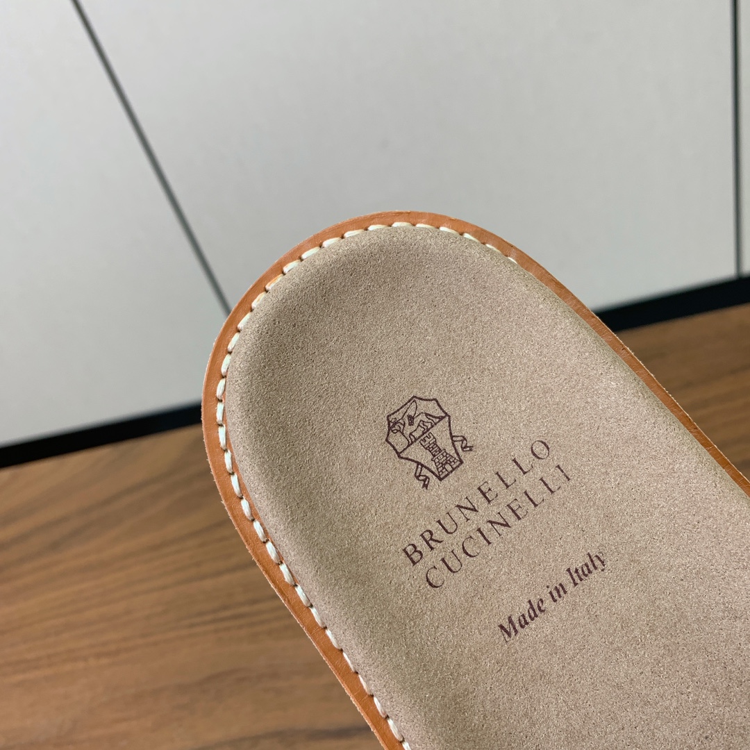 【BRUNELL* CUCINELL*】情侣款拖鞋。鞋面进口环保牛绒，定制橡胶大底。真皮沿条。
码数：女